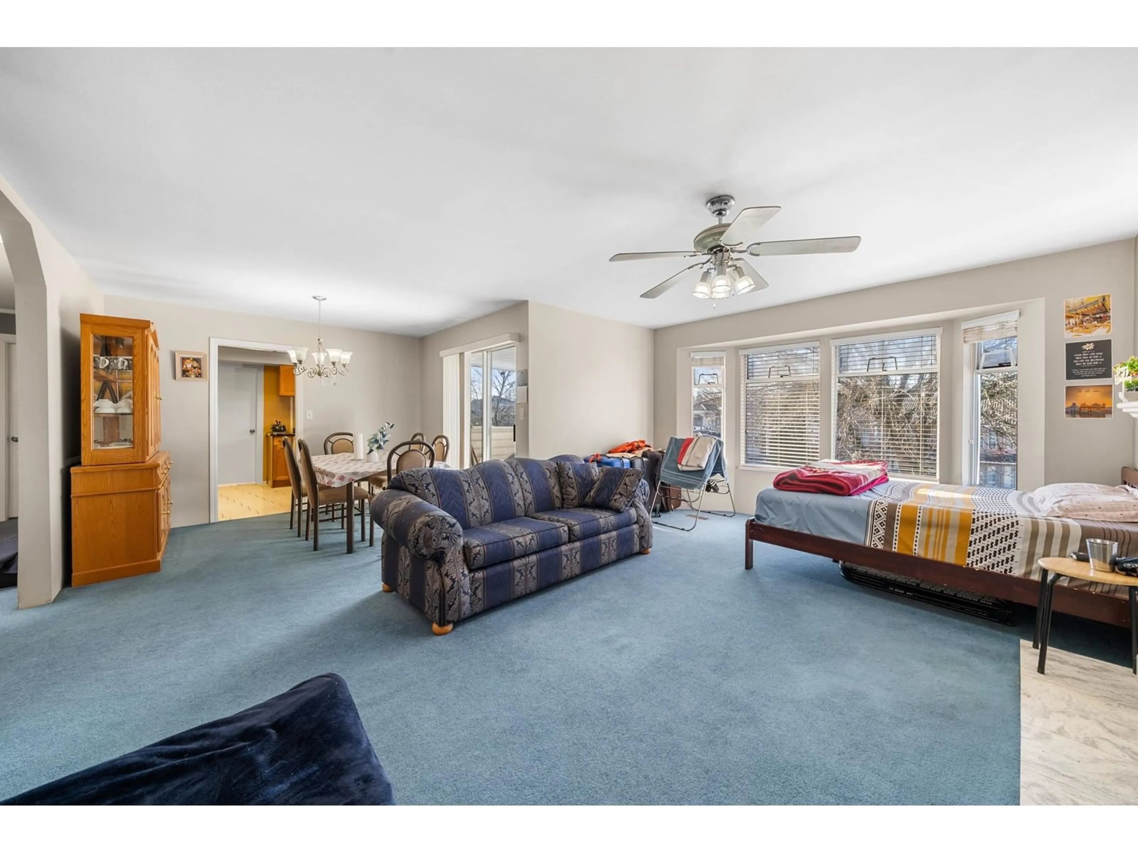 Living room with furniture, carpet floor for 6722 124 STREET, Surrey British Columbia V3W0Z7