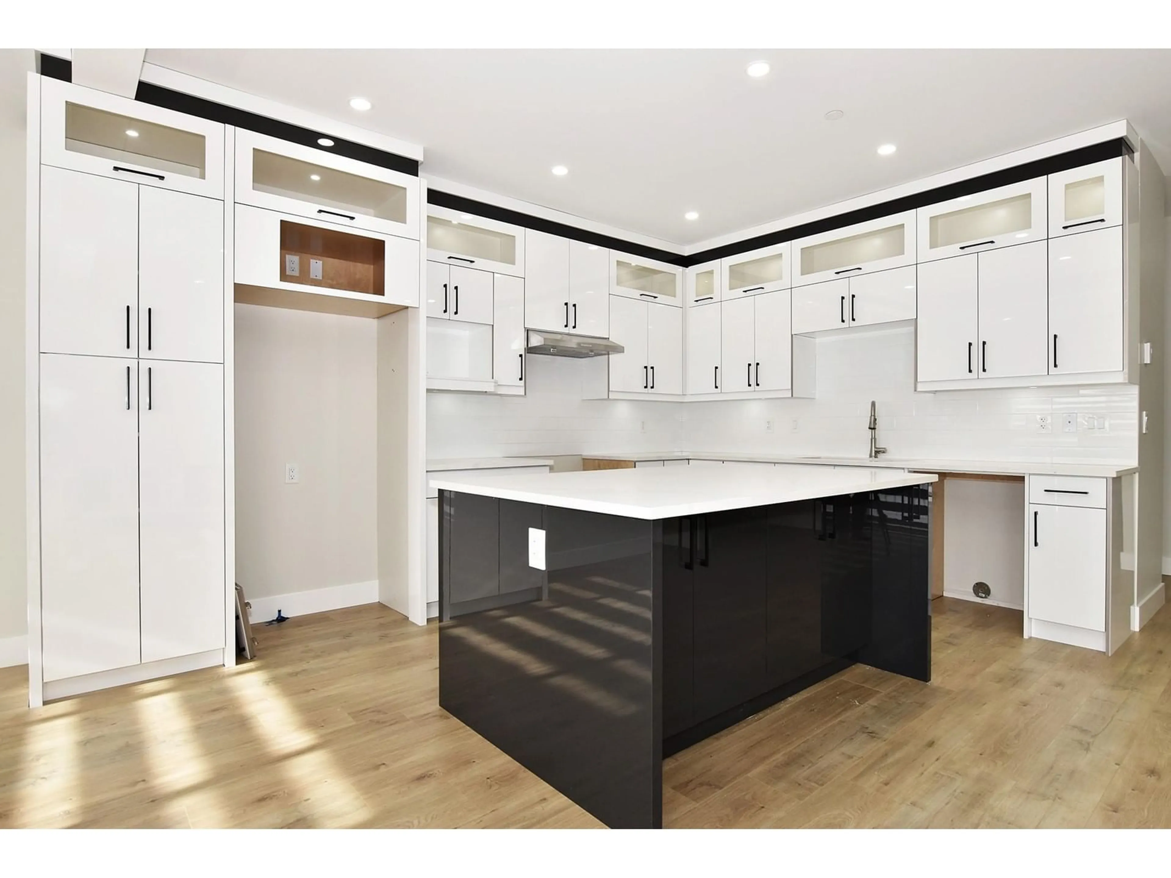 Open concept kitchen, unknown for 32540 HIGGINBOTTOM, Mission British Columbia V2V2T7