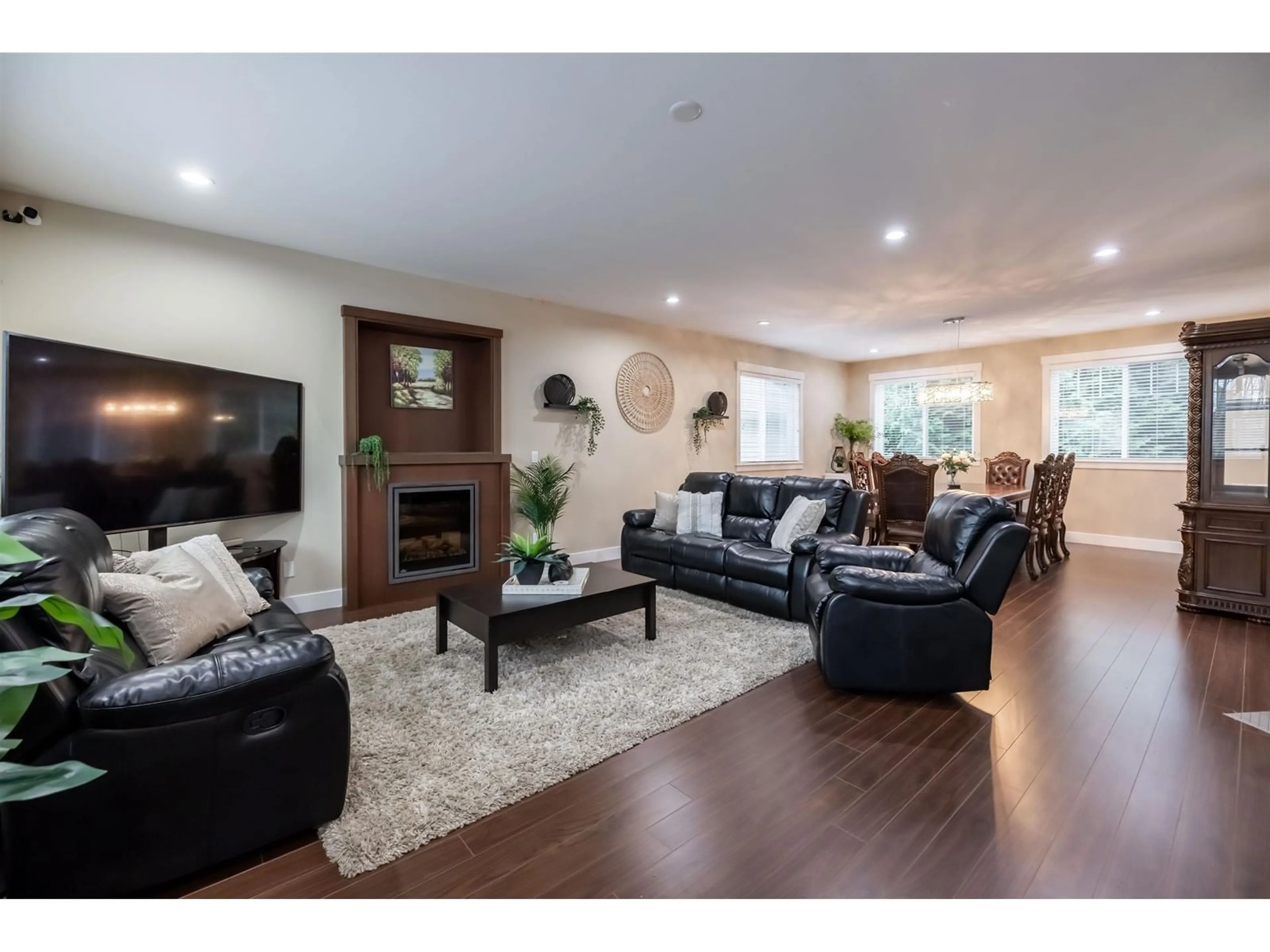 Living room with furniture, wood/laminate floor for 11 30748 CARDINAL AVENUE, Abbotsford British Columbia V2T0C1