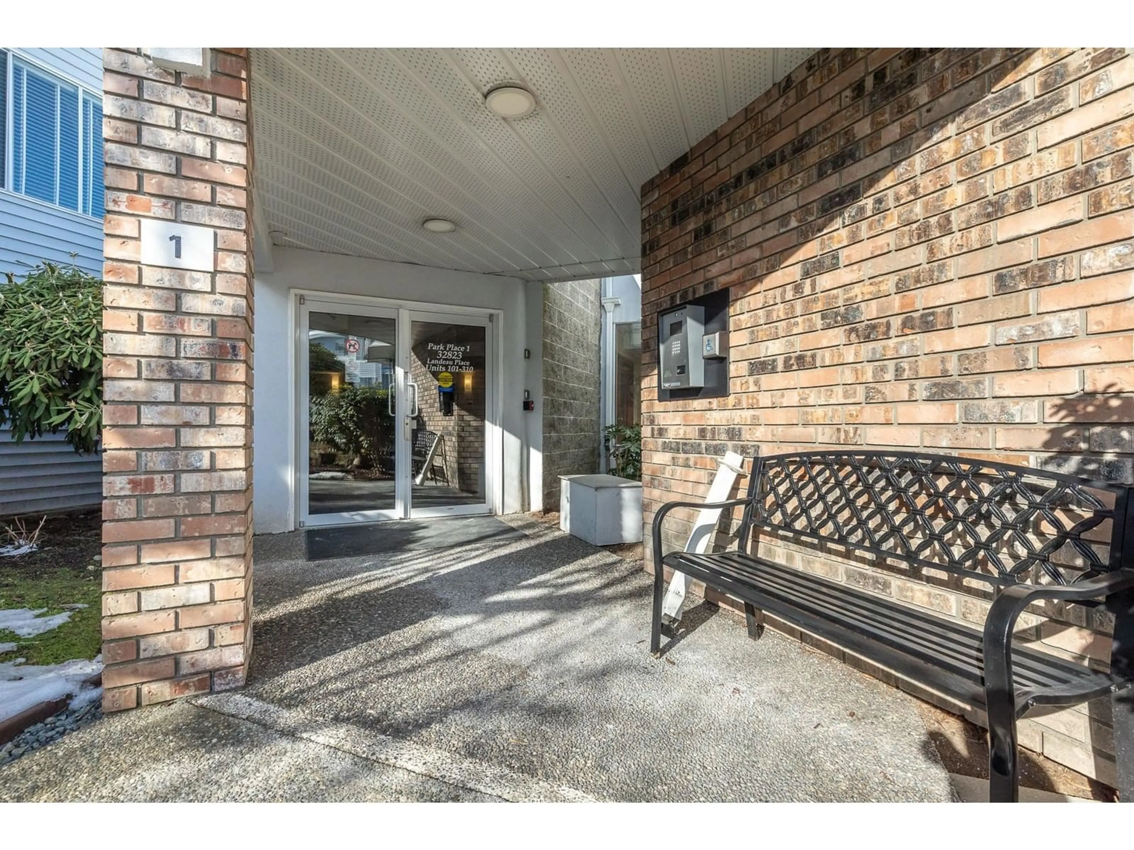 Indoor entryway for 105 - 32823 LANDEAU, Abbotsford British Columbia V2S6S6