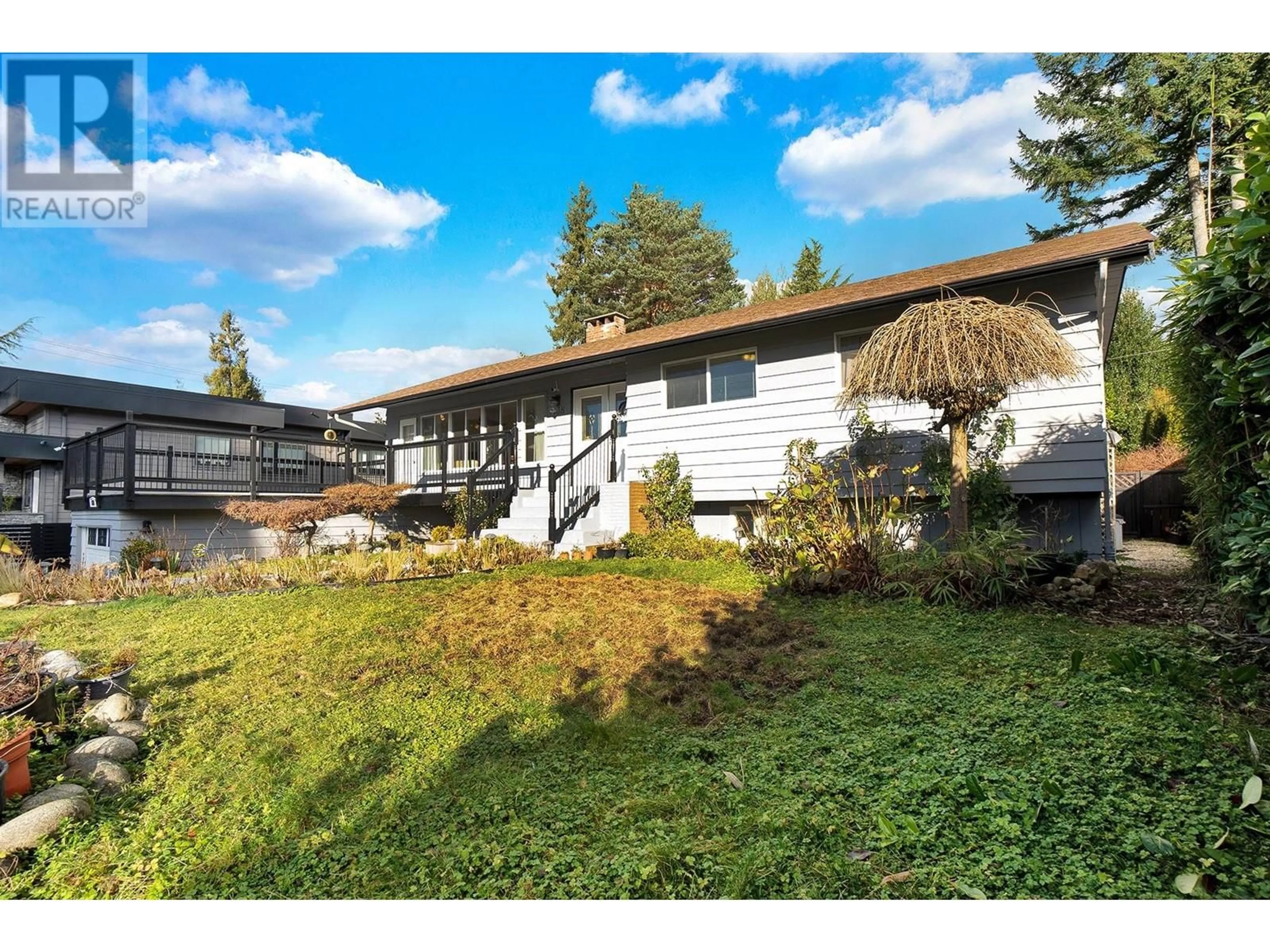 A pic from outside/outdoor area/front of a property/back of a property/a pic from drone, unknown for 638 ELSTREE PLACE, North Vancouver British Columbia V7N2Y3