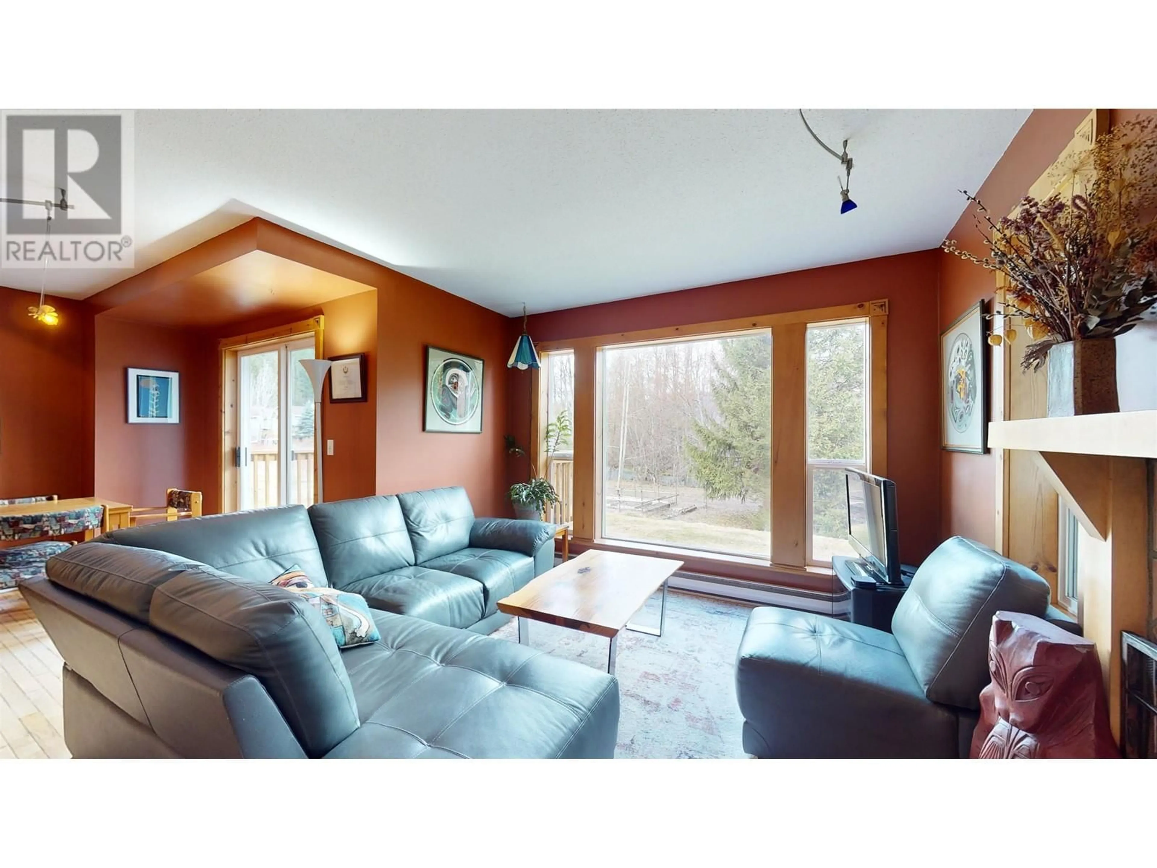 Living room with furniture, wood/laminate floor for 1 1400 PARK STREET, Pemberton British Columbia V0N2L1