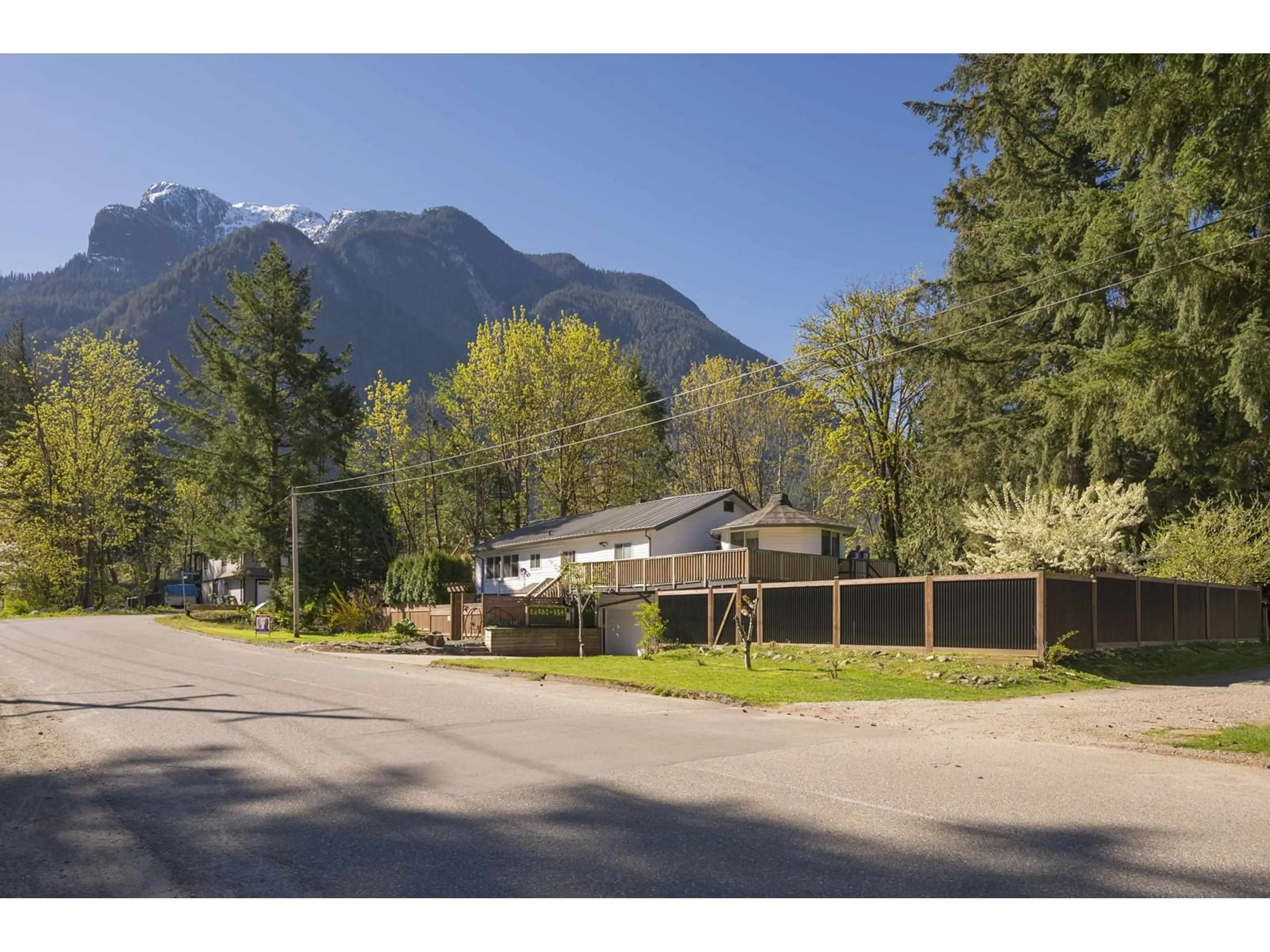A pic from outside/outdoor area/front of a property/back of a property/a pic from drone, mountain view for 695 HUDSON BAY STREET, Hope British Columbia V0X1L4