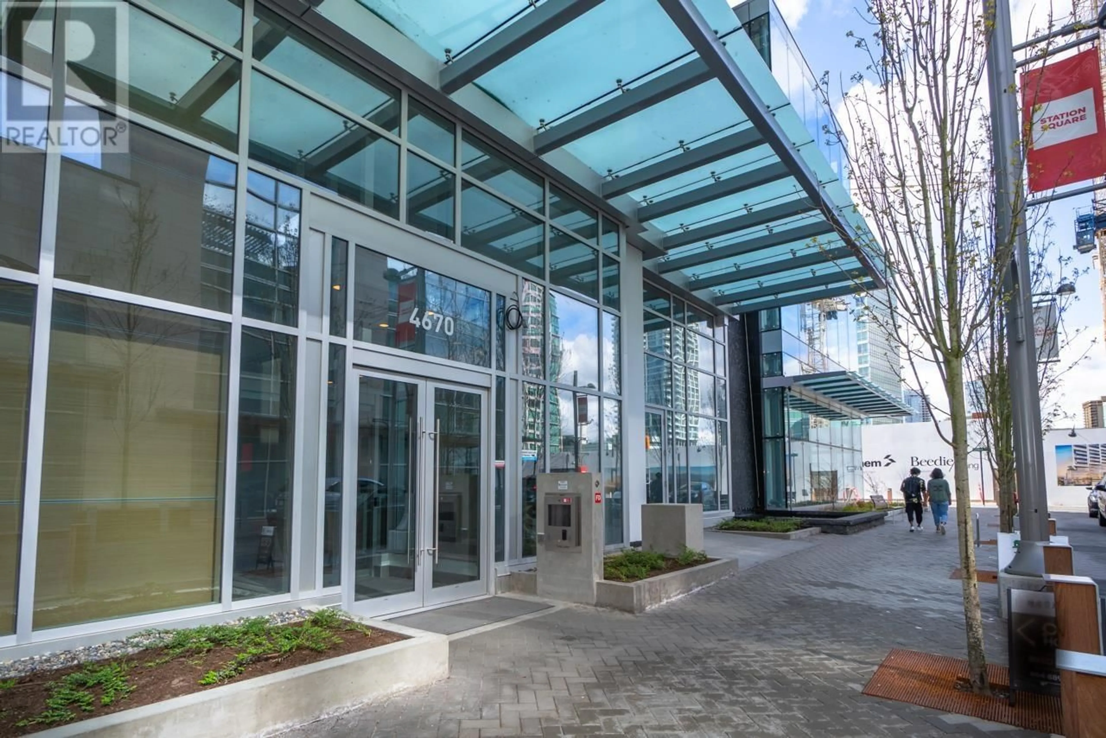 Indoor foyer for 1802 - 4670 ASSEMBLY WAY, Burnaby British Columbia V5H0H3