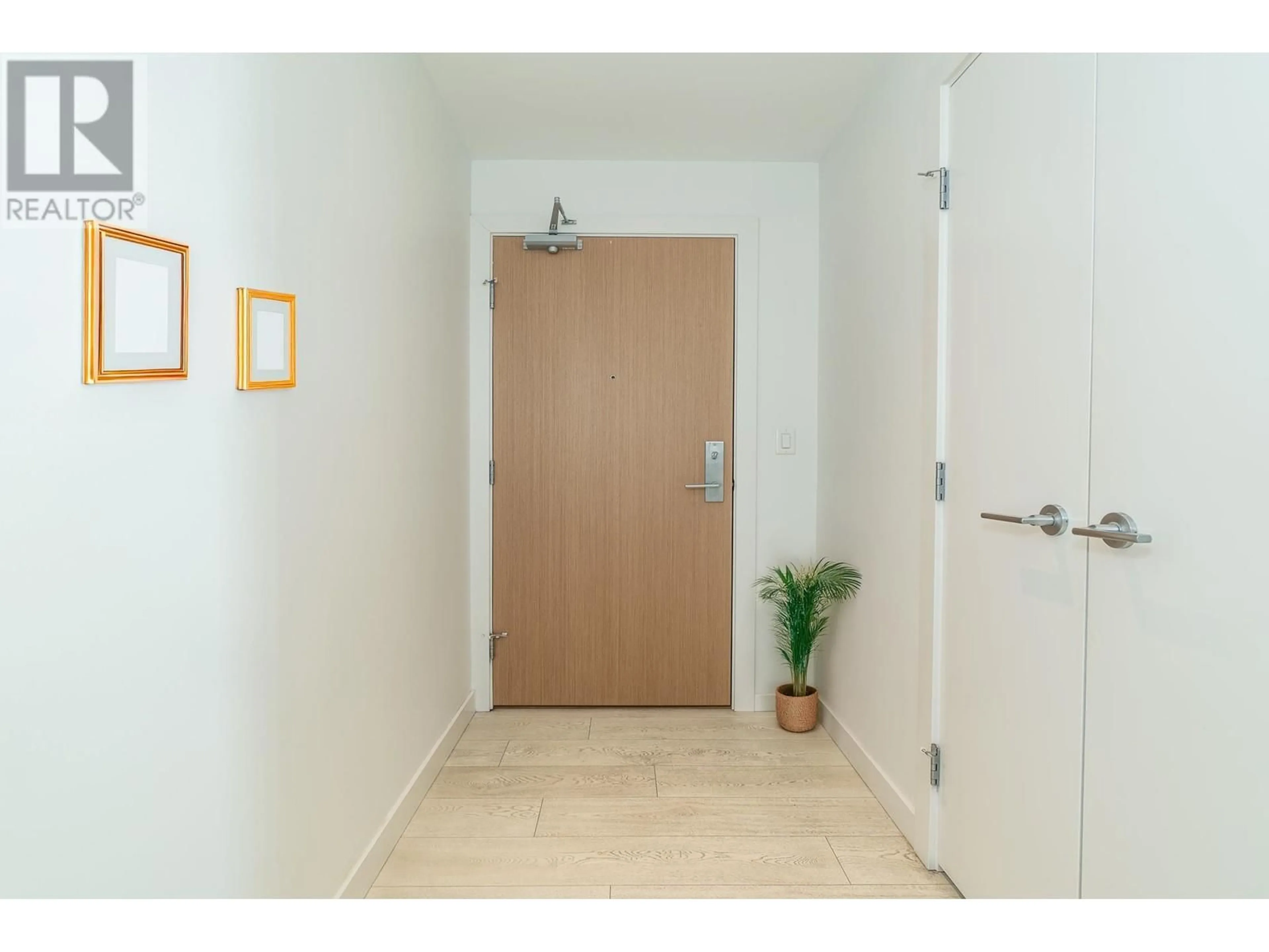Indoor foyer for 1802 - 4670 ASSEMBLY WAY, Burnaby British Columbia V5H0H3