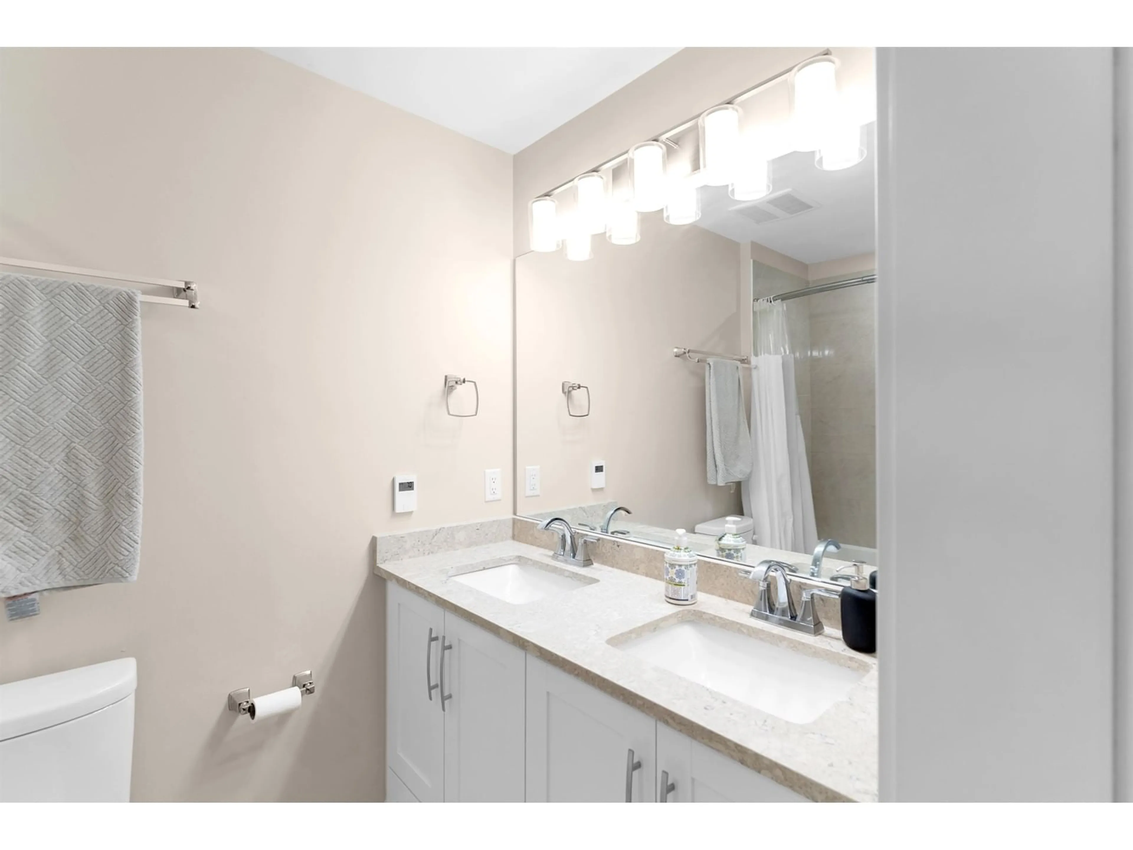 Standard bathroom, unknown for 4 - 11077 RAVINE, Surrey British Columbia V3T0R7