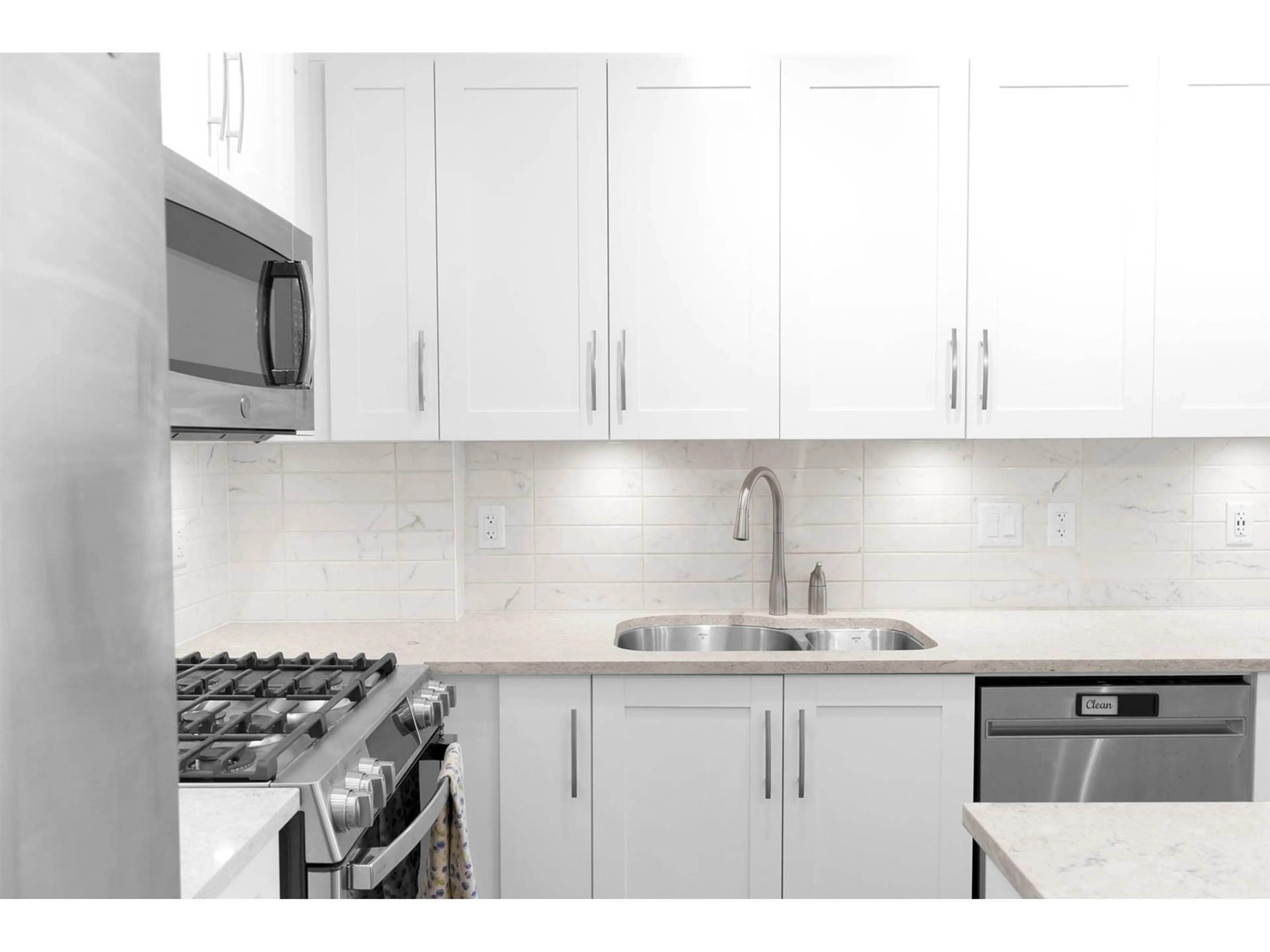 Standard kitchen, unknown for 4 - 11077 RAVINE, Surrey British Columbia V3T0R7