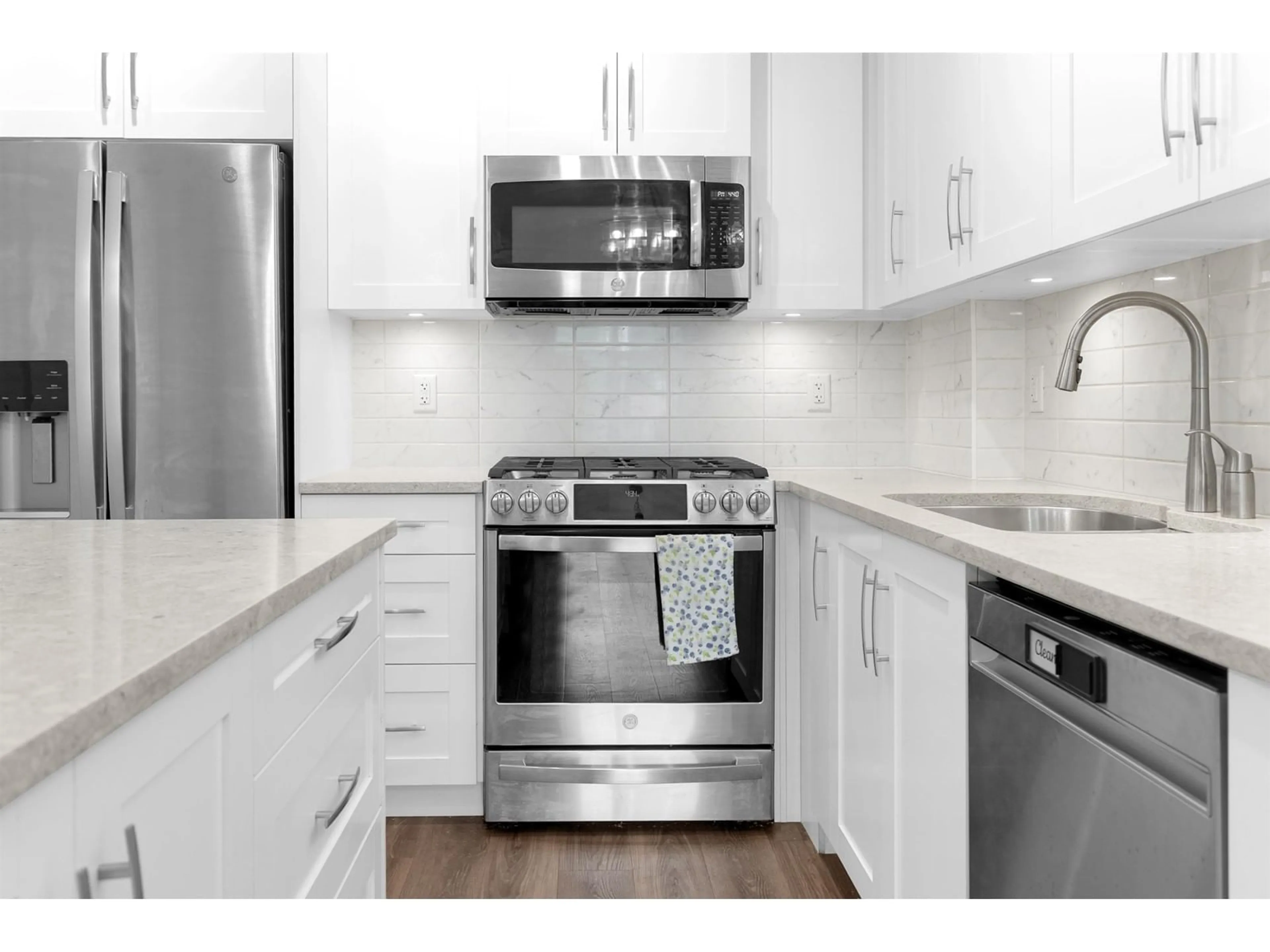 Standard kitchen, unknown for 4 - 11077 RAVINE, Surrey British Columbia V3T0R7