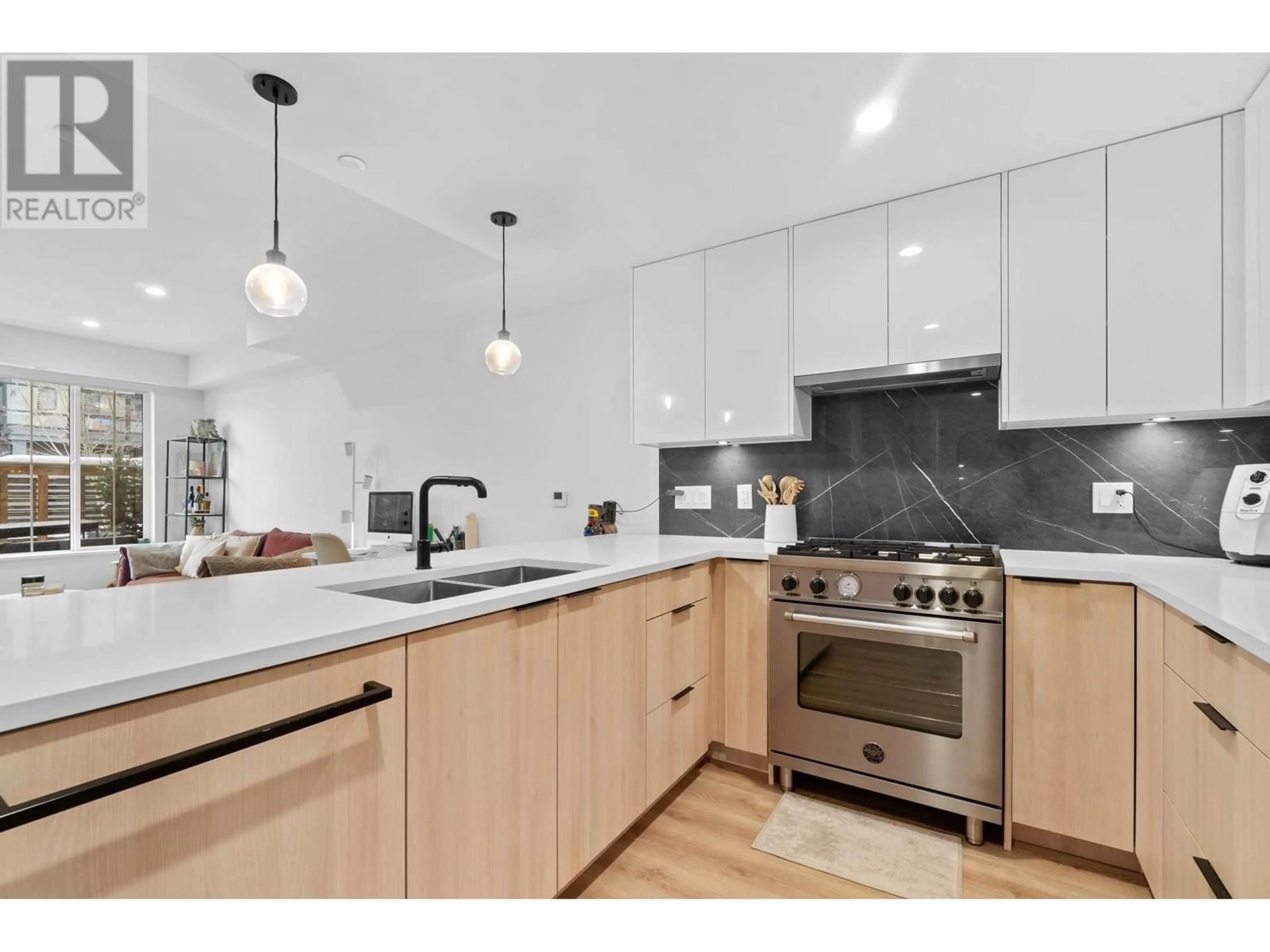 Contemporary kitchen, unknown for 5 237 RIDGEWAY AVENUE, North Vancouver British Columbia V7L0H6