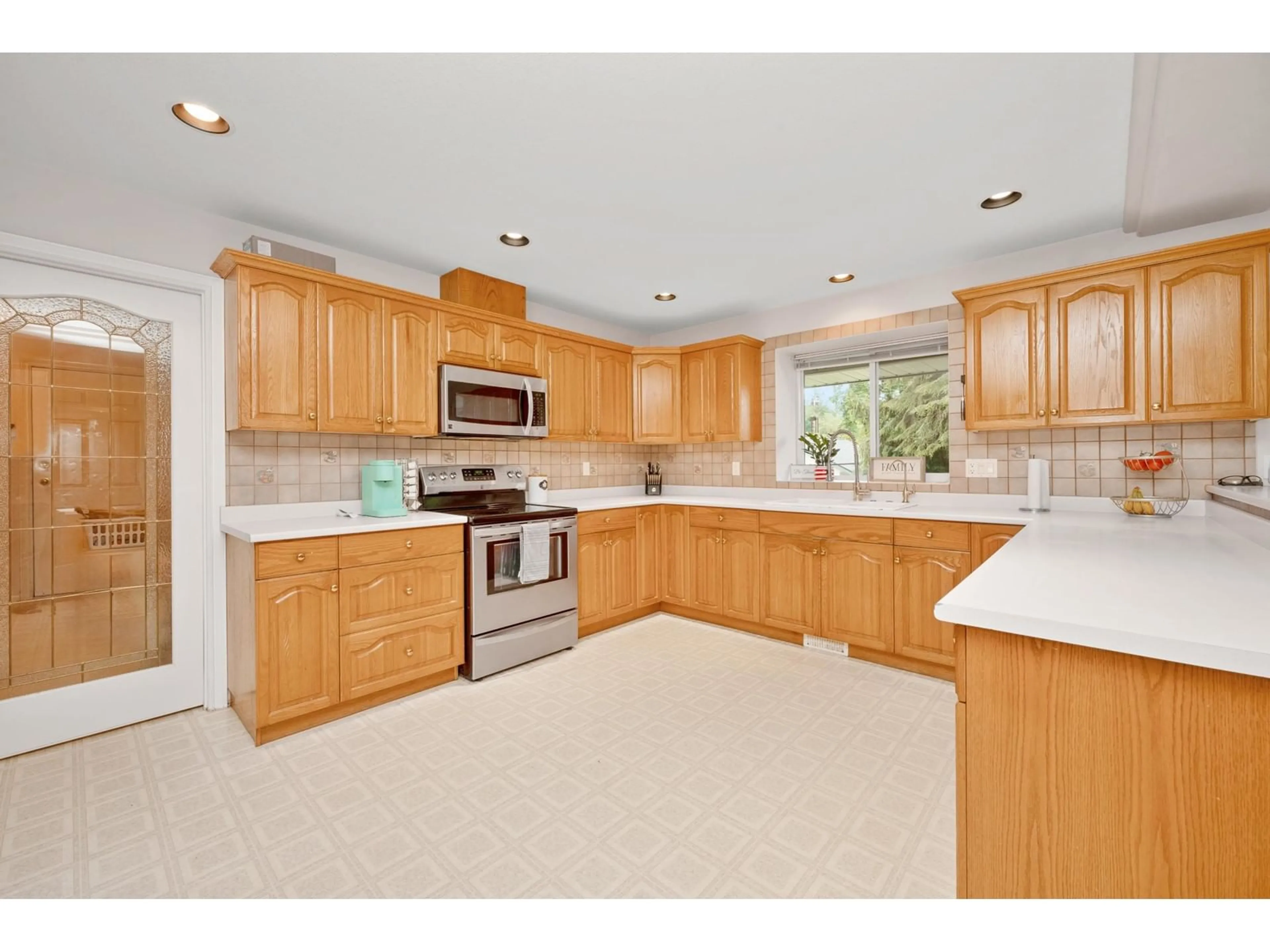 Standard kitchen, ceramic/tile floor for 31556 ISRAEL AVENUE, Mission British Columbia V4S1E4