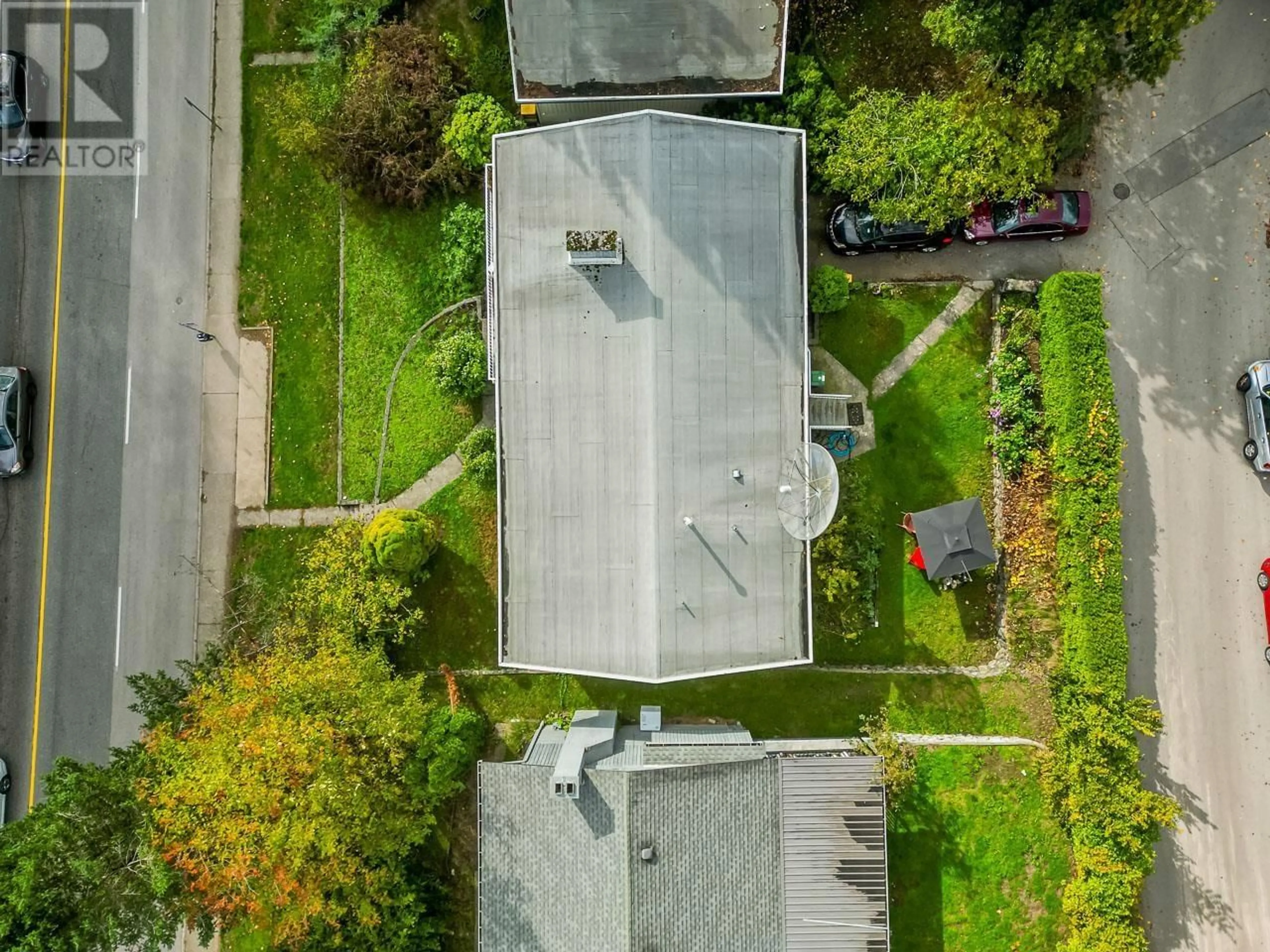 A pic from outside/outdoor area/front of a property/back of a property/a pic from drone, street for 65 EIGHTH AVENUE, New Westminster British Columbia V3L4J4