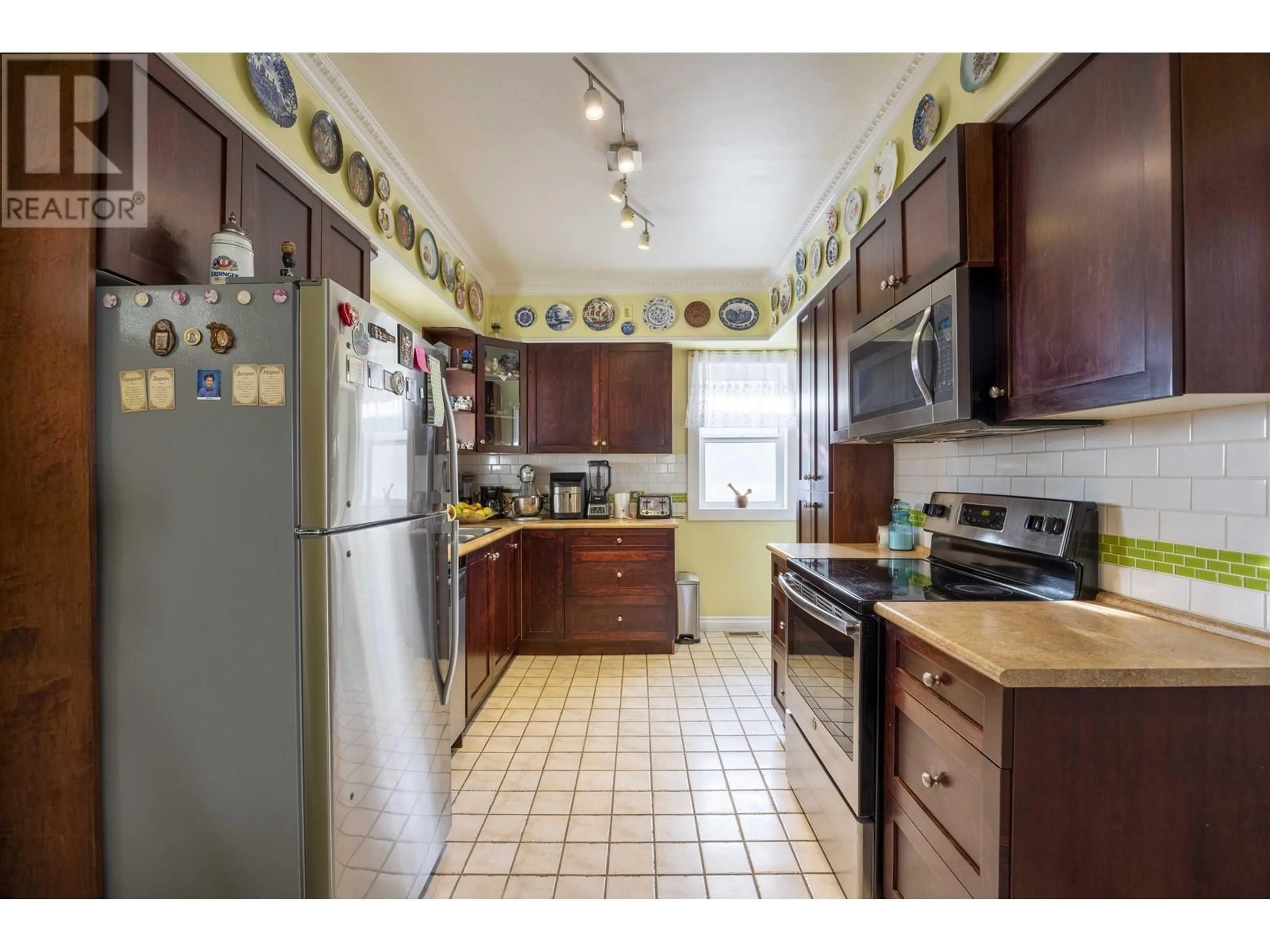 Standard kitchen, unknown for 1504 EIGHTH AVENUE, New Westminster British Columbia V3M2S4