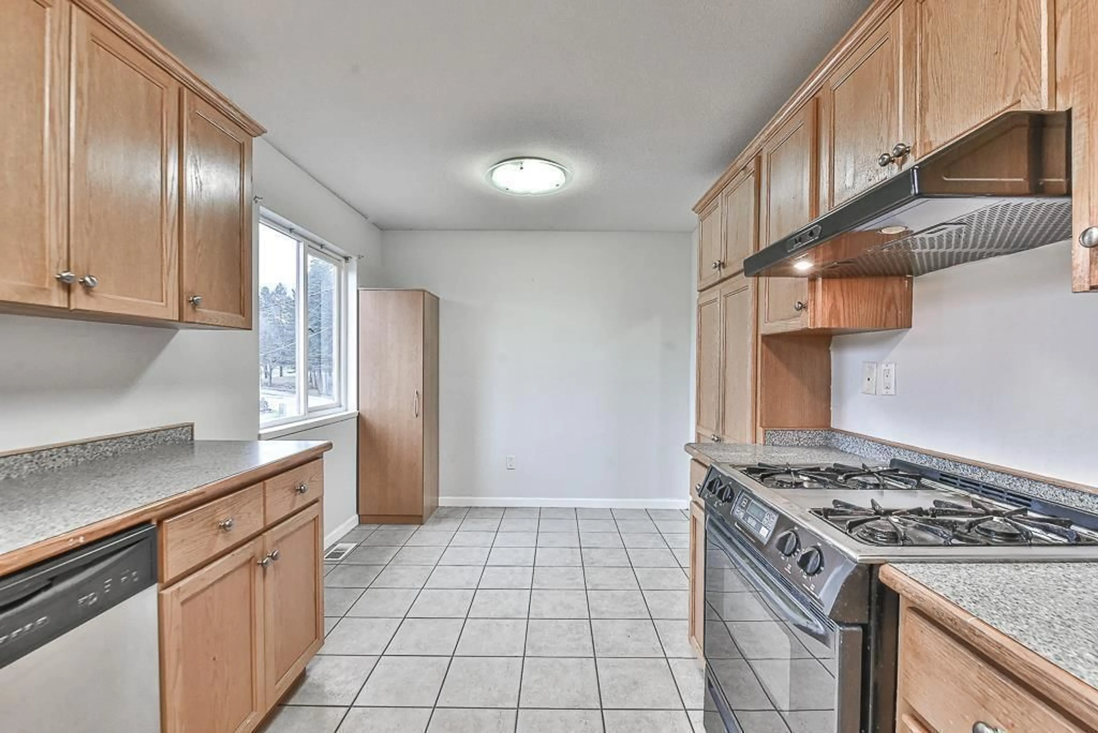 Standard kitchen, ceramic/tile floor for 32976 12TH AVENUE, Mission British Columbia V2V2M8