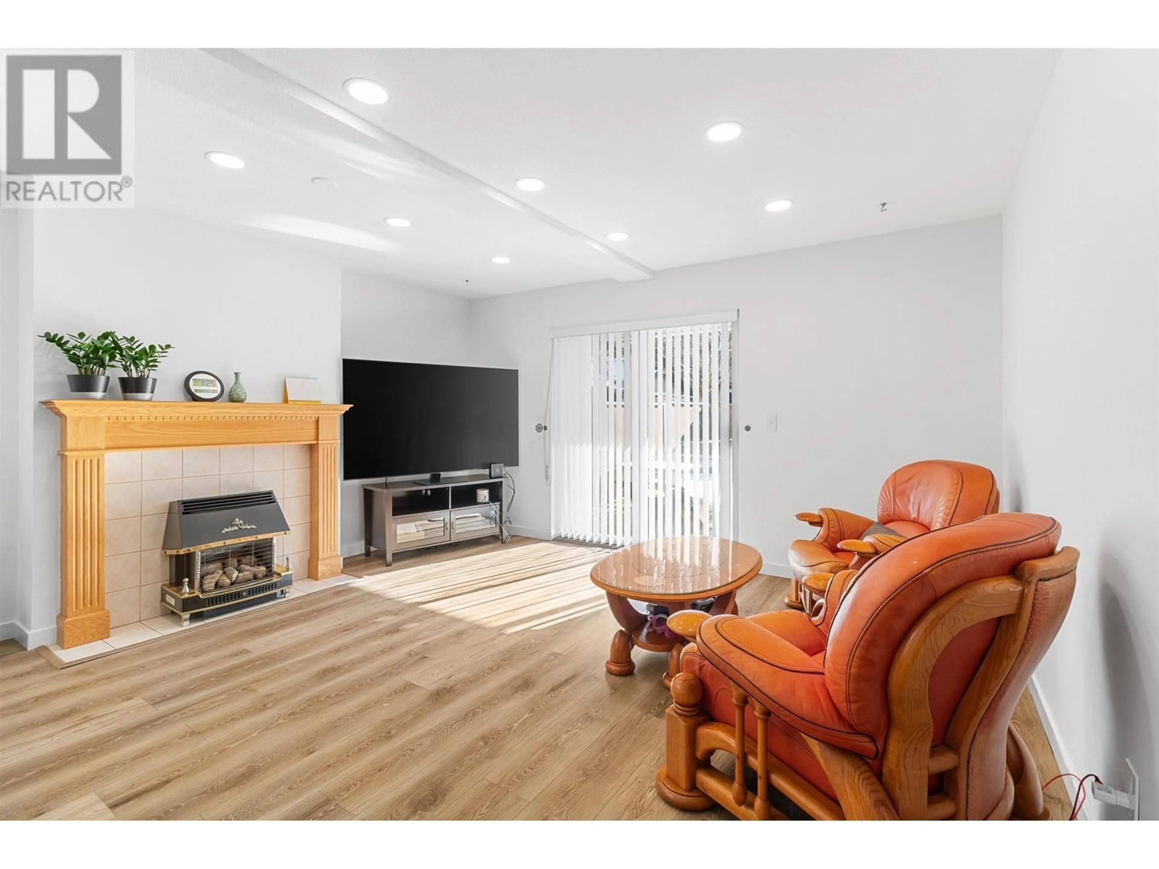 Living room with furniture, wood/laminate floor for 22 20888 MCKINNEY AVENUE, Maple Ridge British Columbia V2X0L7