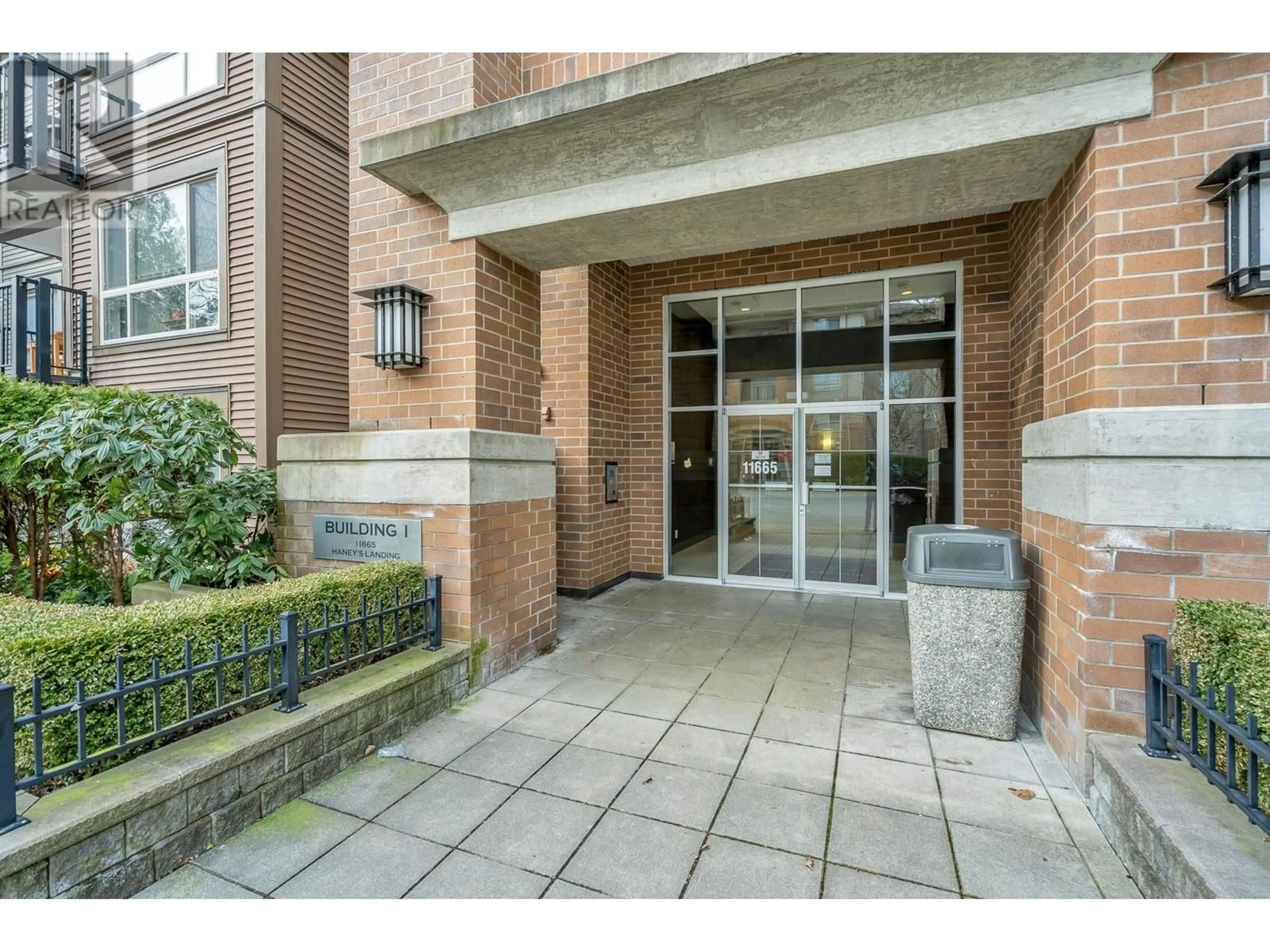 Indoor foyer for 403 - 11665 HANEY, Maple Ridge British Columbia V2X8W9