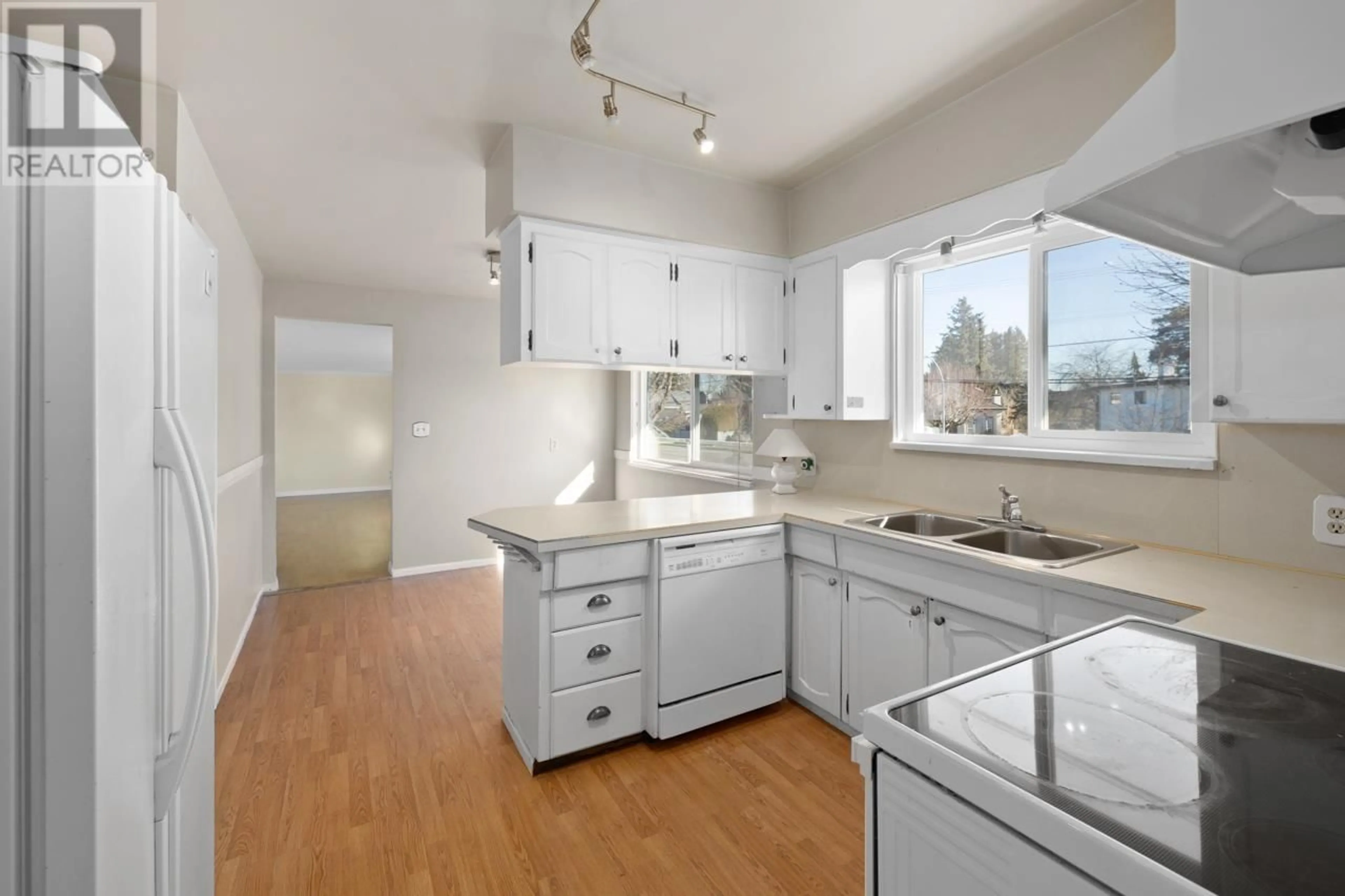 Standard kitchen, unknown for 4983 CENTRAL AVENUE, Delta British Columbia V4K2G5