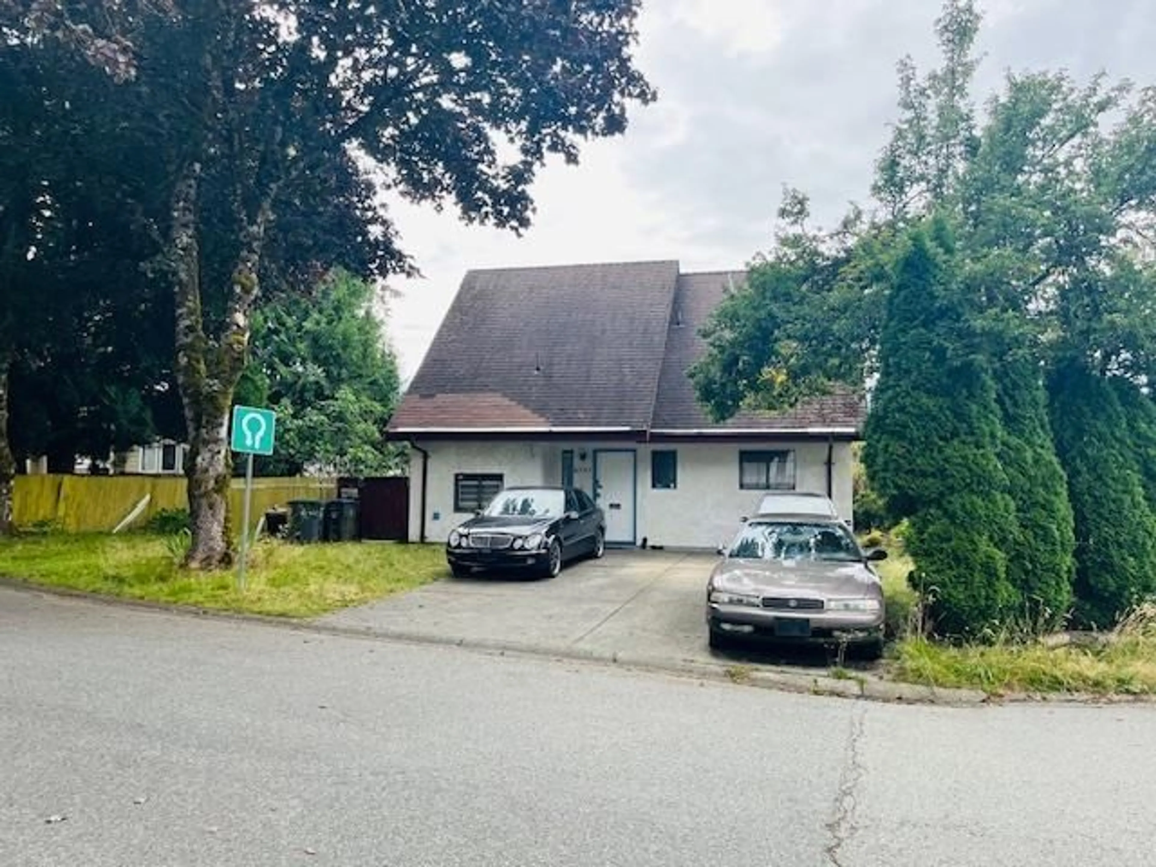 A pic from outside/outdoor area/front of a property/back of a property/a pic from drone, street for 6797 128A STREET, Surrey British Columbia V3W7C6