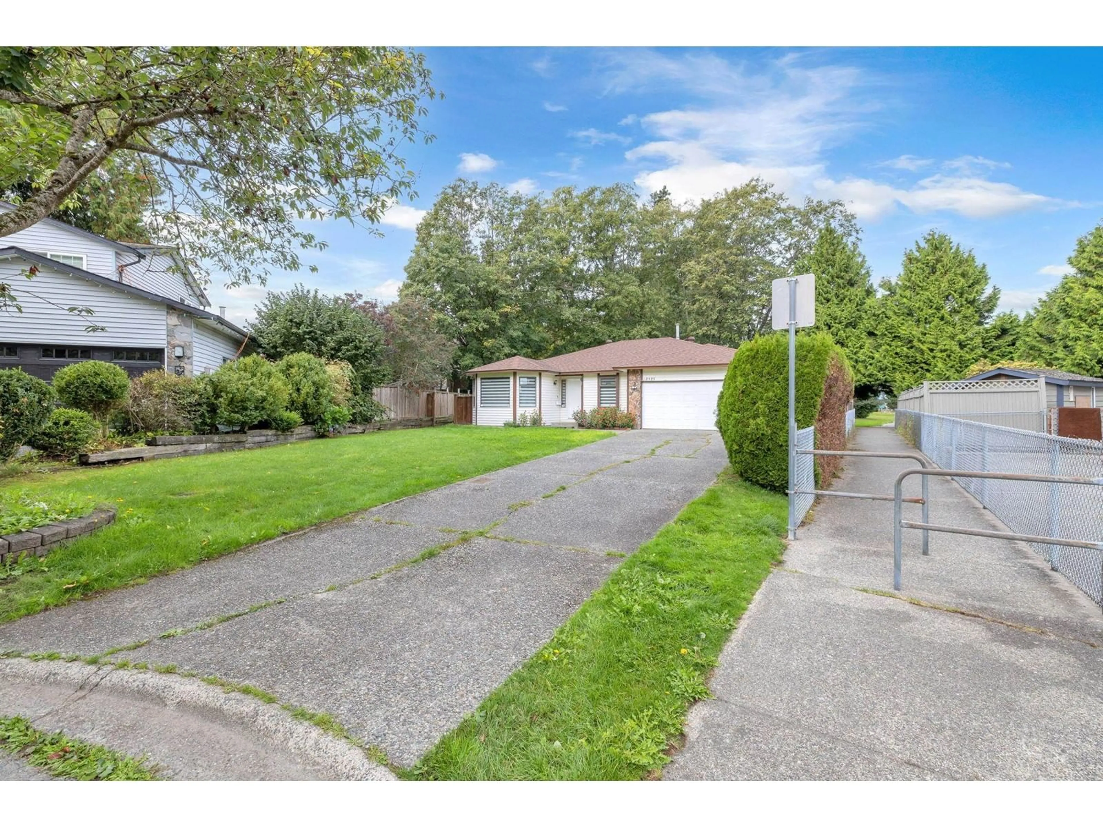 A pic from outside/outdoor area/front of a property/back of a property/a pic from drone, street for 12925 65, Surrey British Columbia V3W9H4