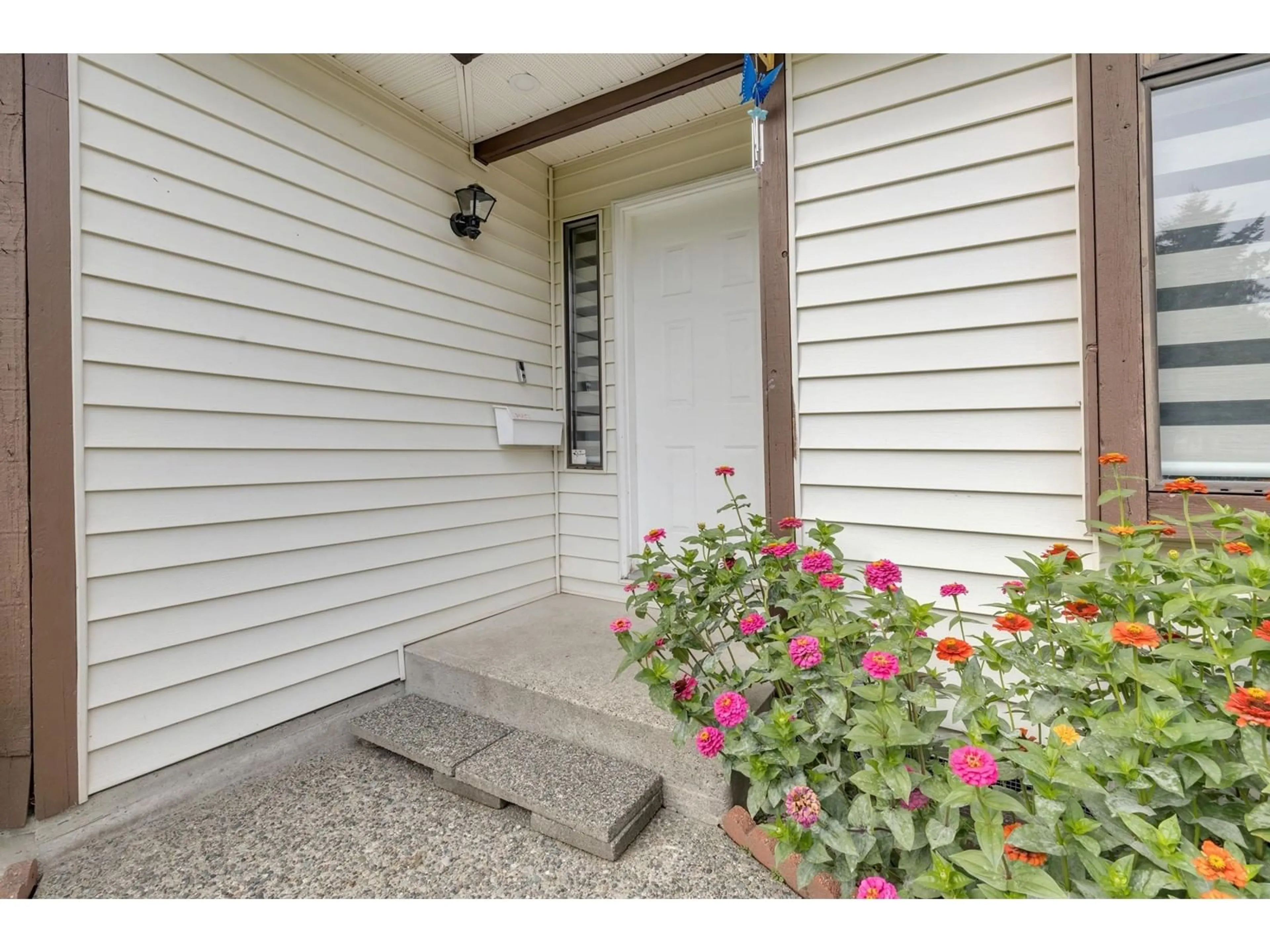 Indoor entryway for 12925 65, Surrey British Columbia V3W9H4