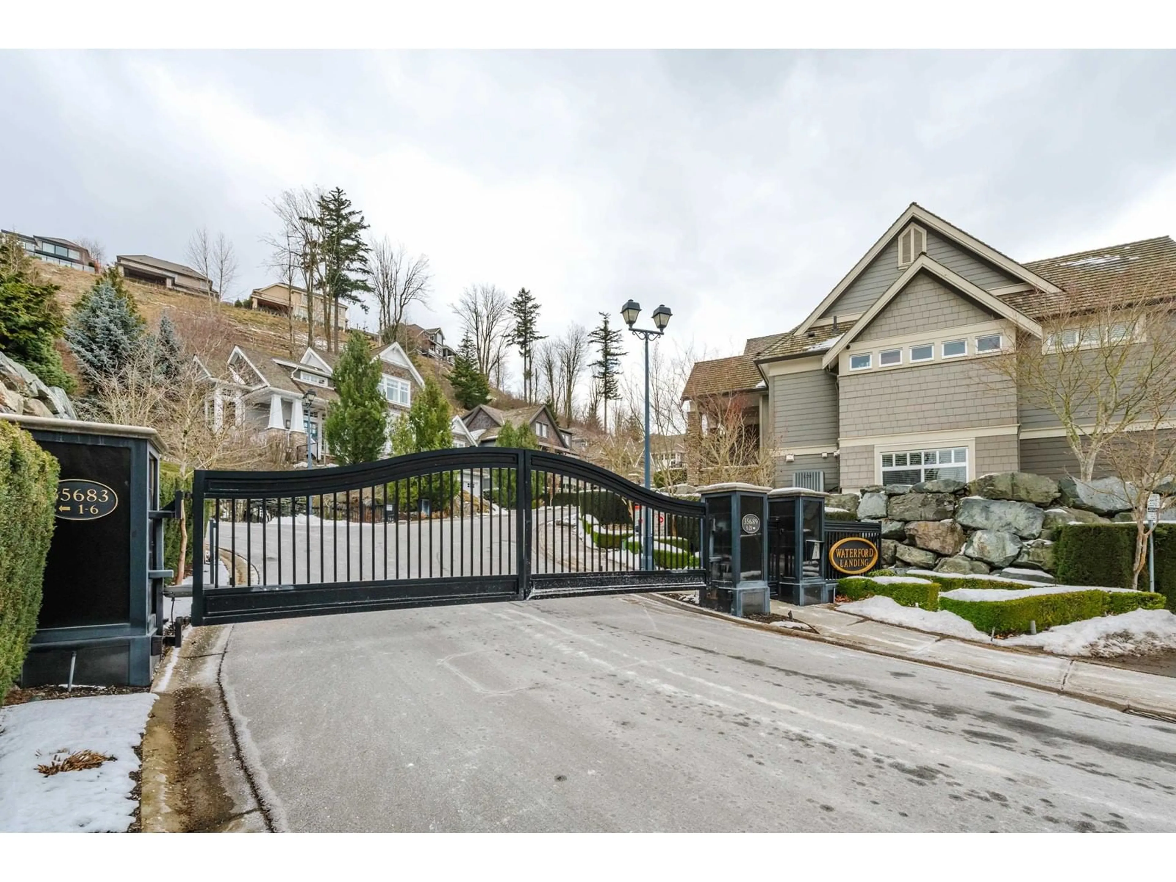 Indoor foyer for 1 35689 GOODBRAND DRIVE, Abbotsford British Columbia V3G0C5