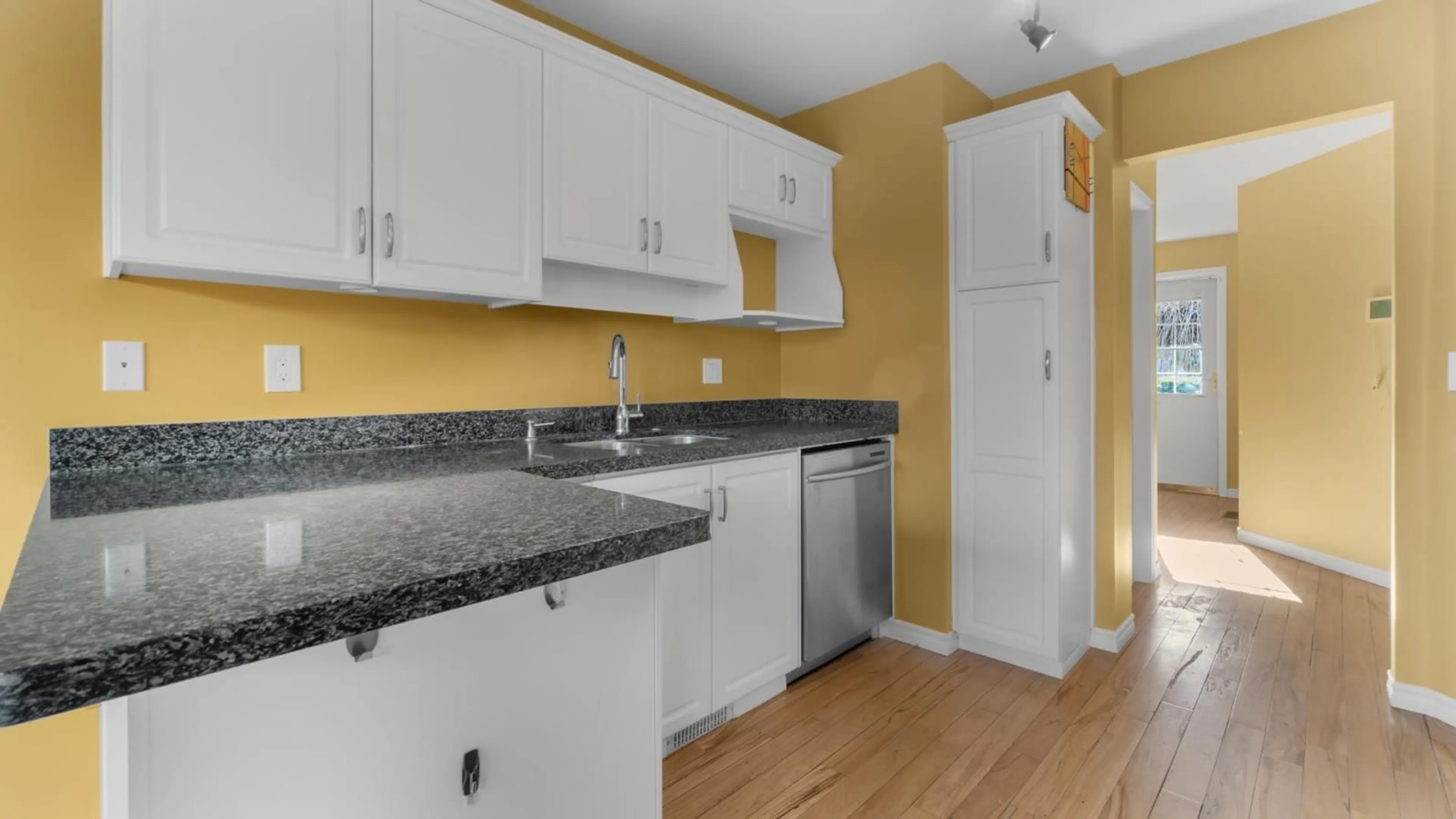 Standard kitchen, wood/laminate floor for 6 1530 MACKAY CRESCENT|Agassiz, Agassiz British Columbia V0M1A3