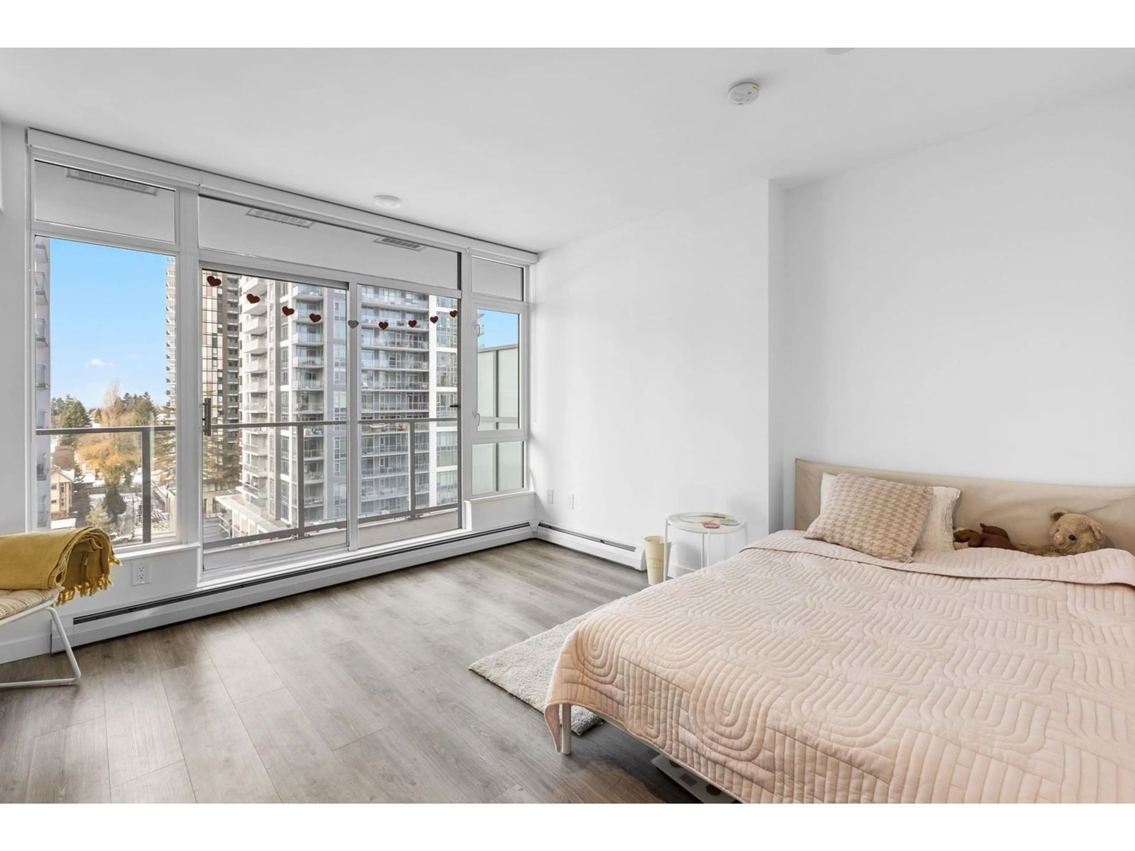 Bedroom with bed, wood/laminate floor for 1018 - 13350 CENTRAL, Surrey British Columbia V3T0S1