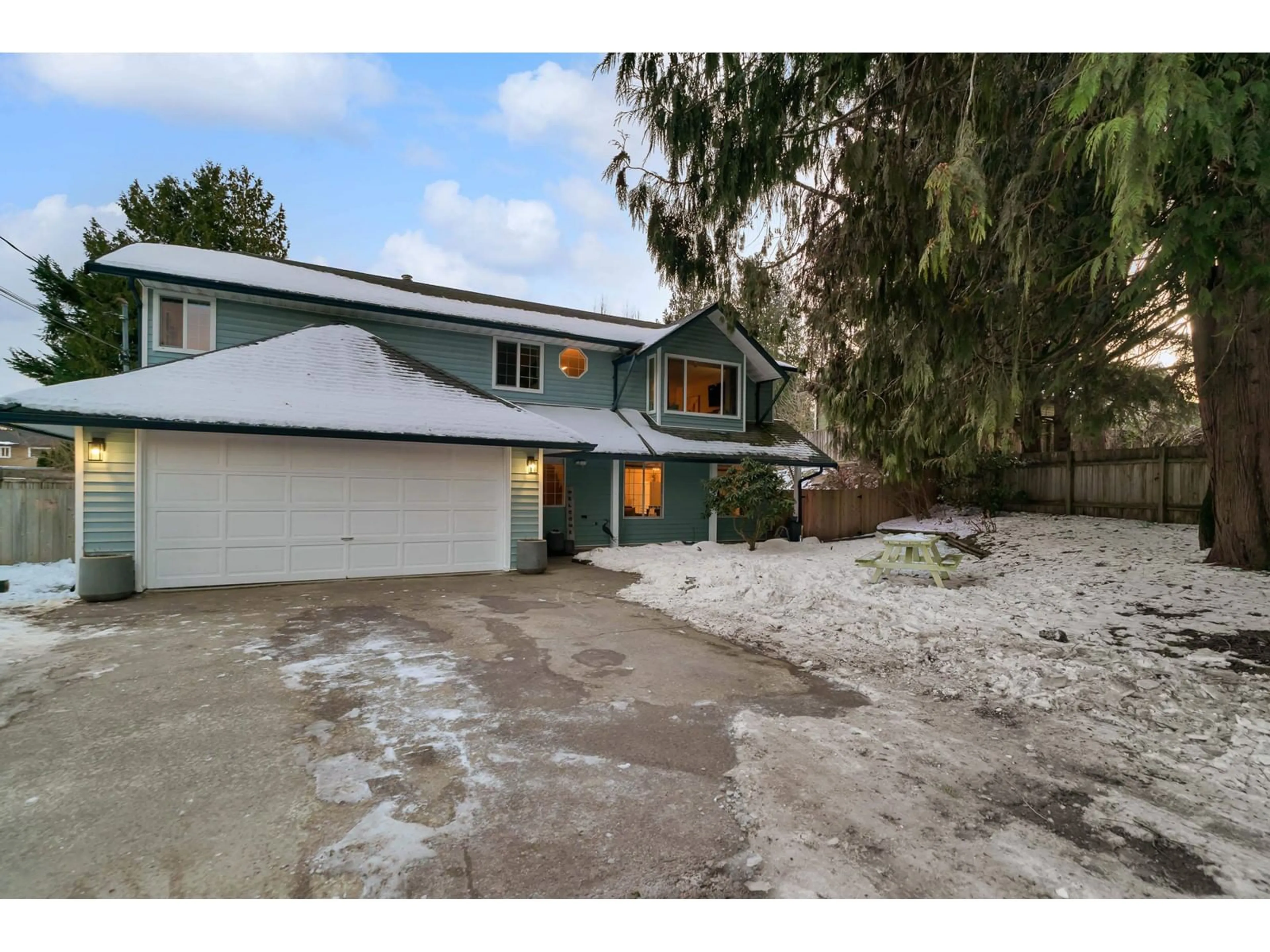 A pic from outside/outdoor area/front of a property/back of a property/a pic from drone, street for 33360 CHERRY AVENUE, Mission British Columbia V2V2V4