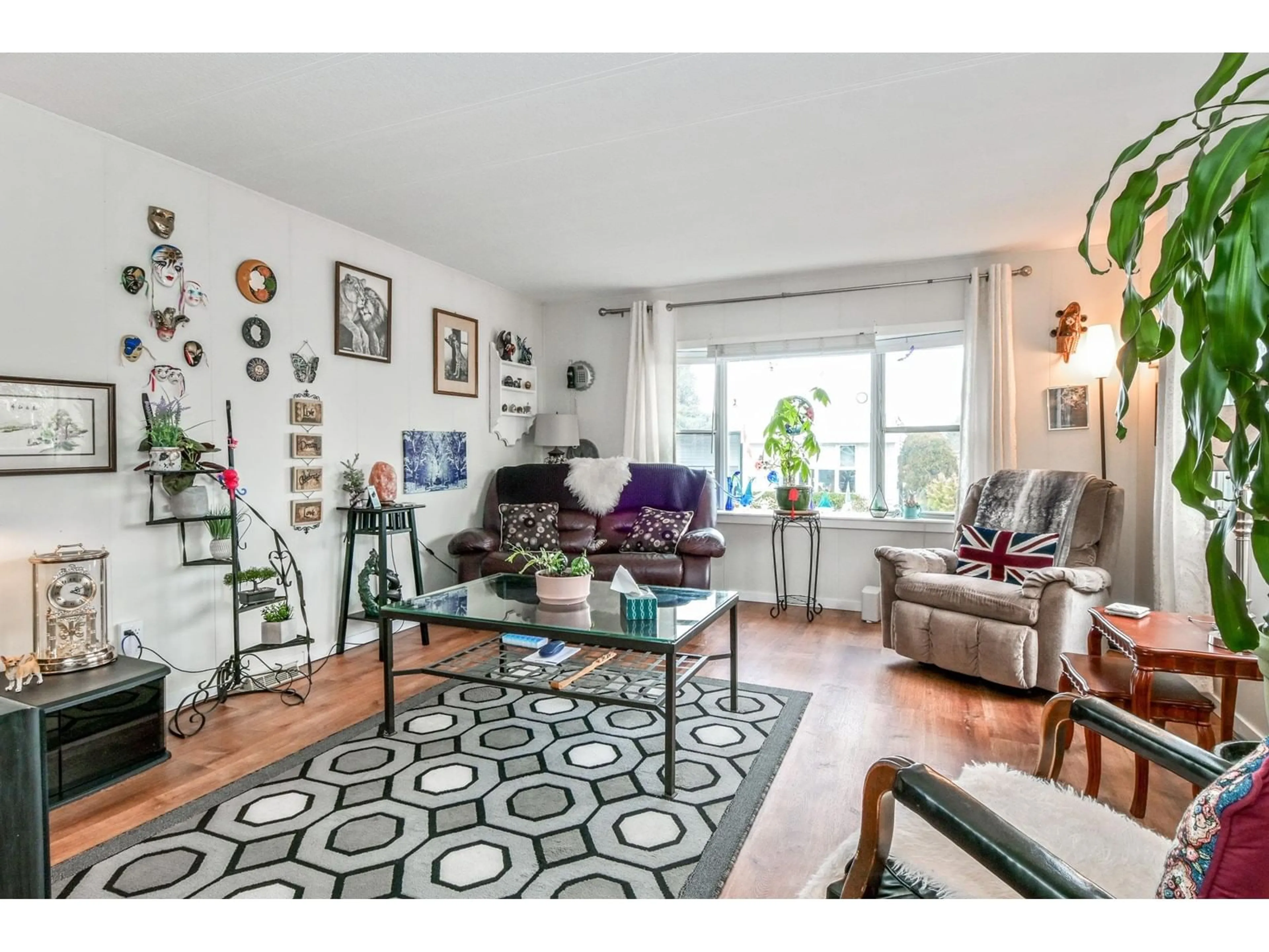 Living room with furniture, unknown for 11 - 15875 20, Surrey British Columbia V4A2B1
