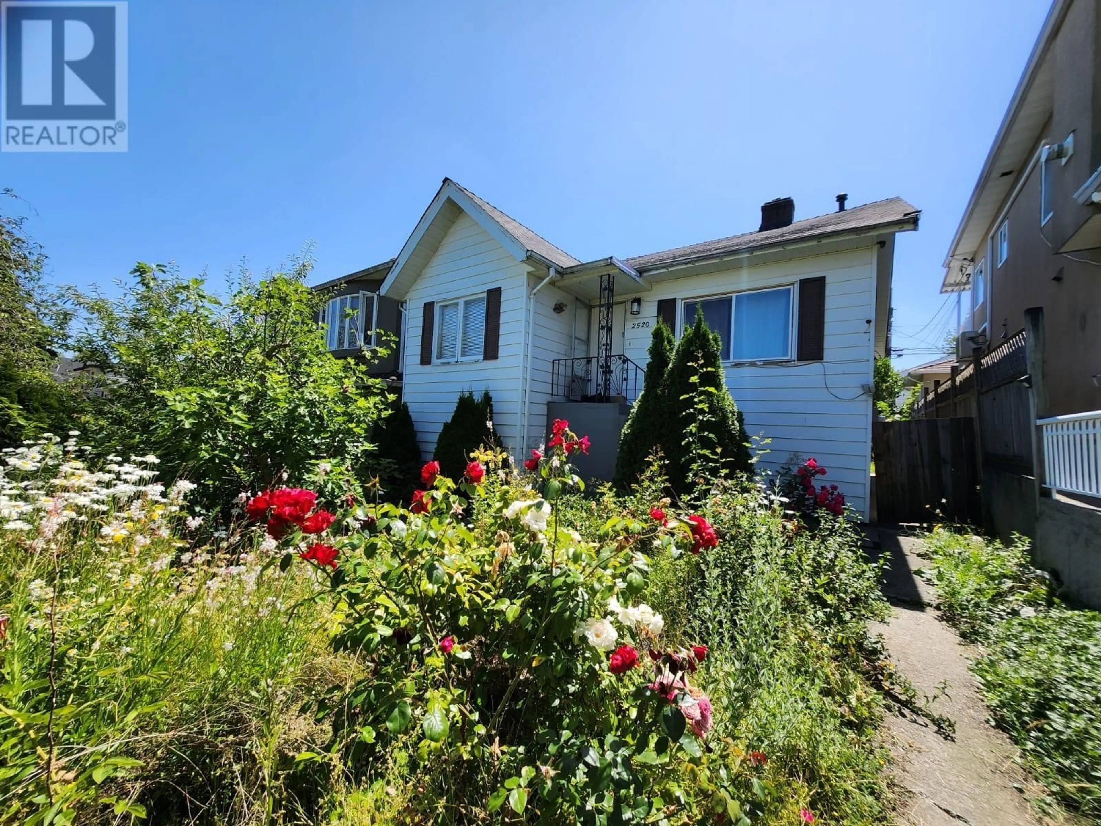 A pic from outside/outdoor area/front of a property/back of a property/a pic from drone, street for 2520 E 28TH AVENUE, Vancouver British Columbia V5R1R6