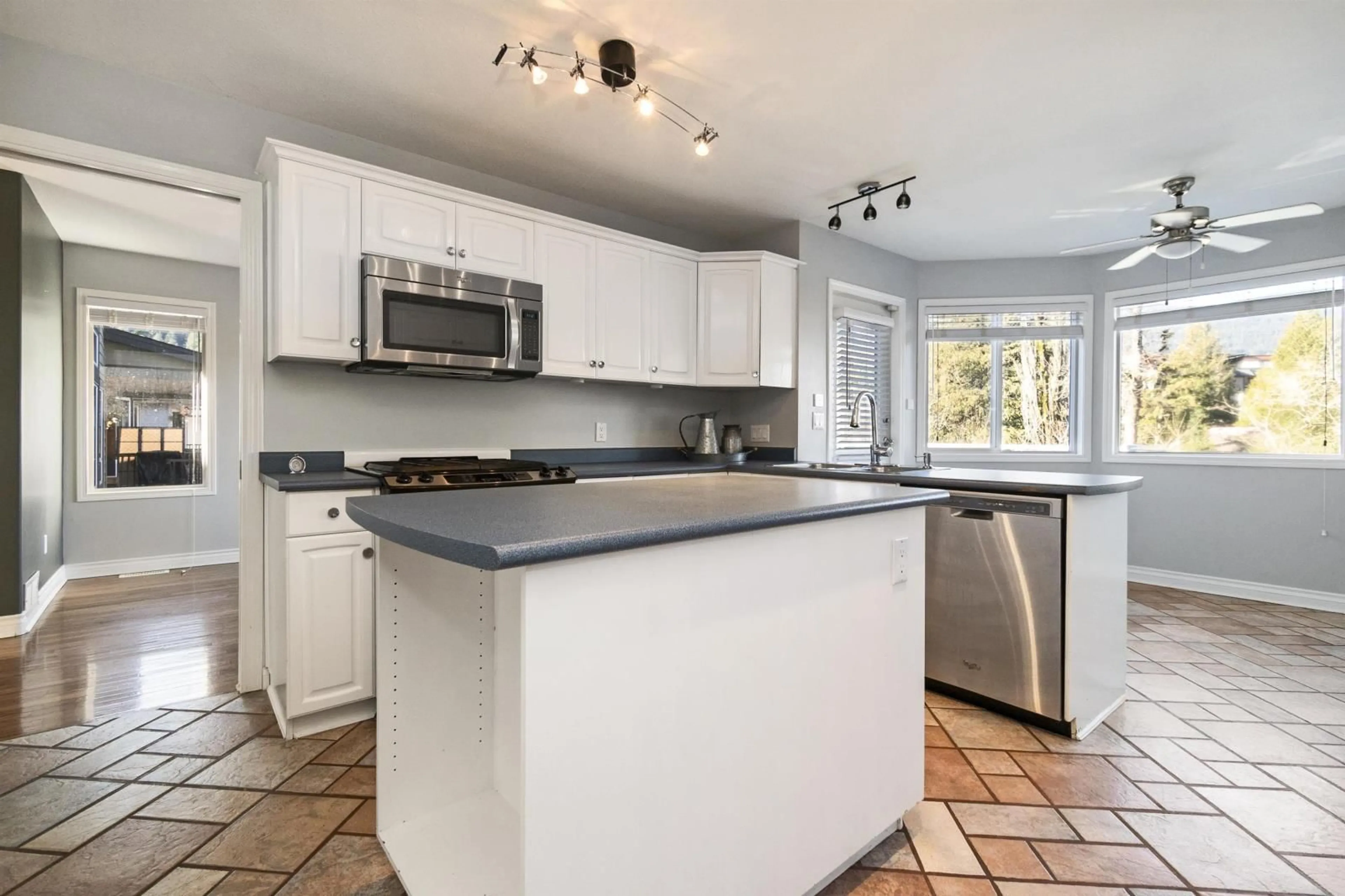 Open concept kitchen, ceramic/tile floor for 249 MIAMI RIVER DRIVE|Harrison Hot Sprin, Harrison Hot Springs British Columbia V0M1K0