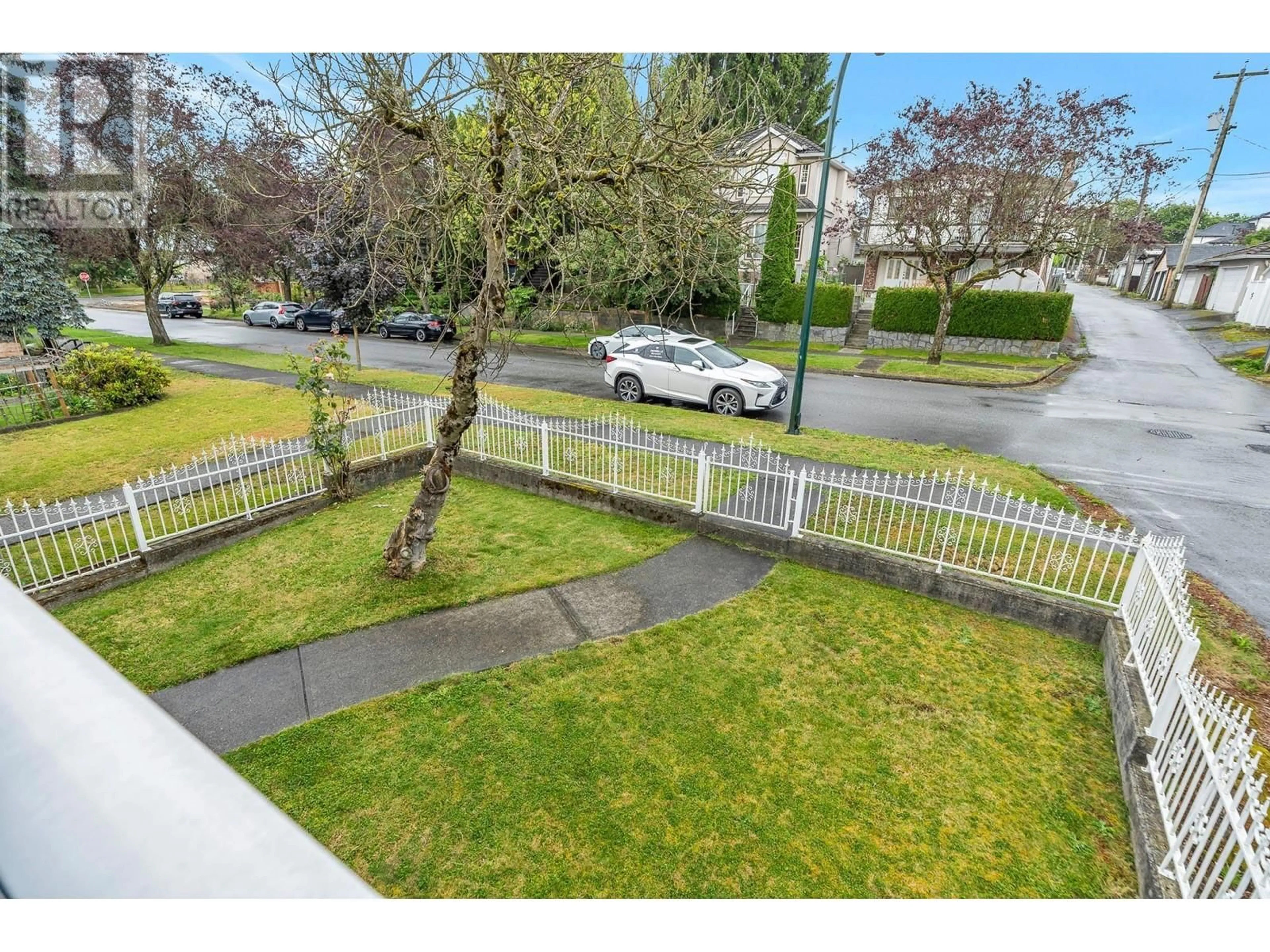 A pic from outside/outdoor area/front of a property/back of a property/a pic from drone, street for 2431 PARKER STREET, Vancouver British Columbia V5K2S9