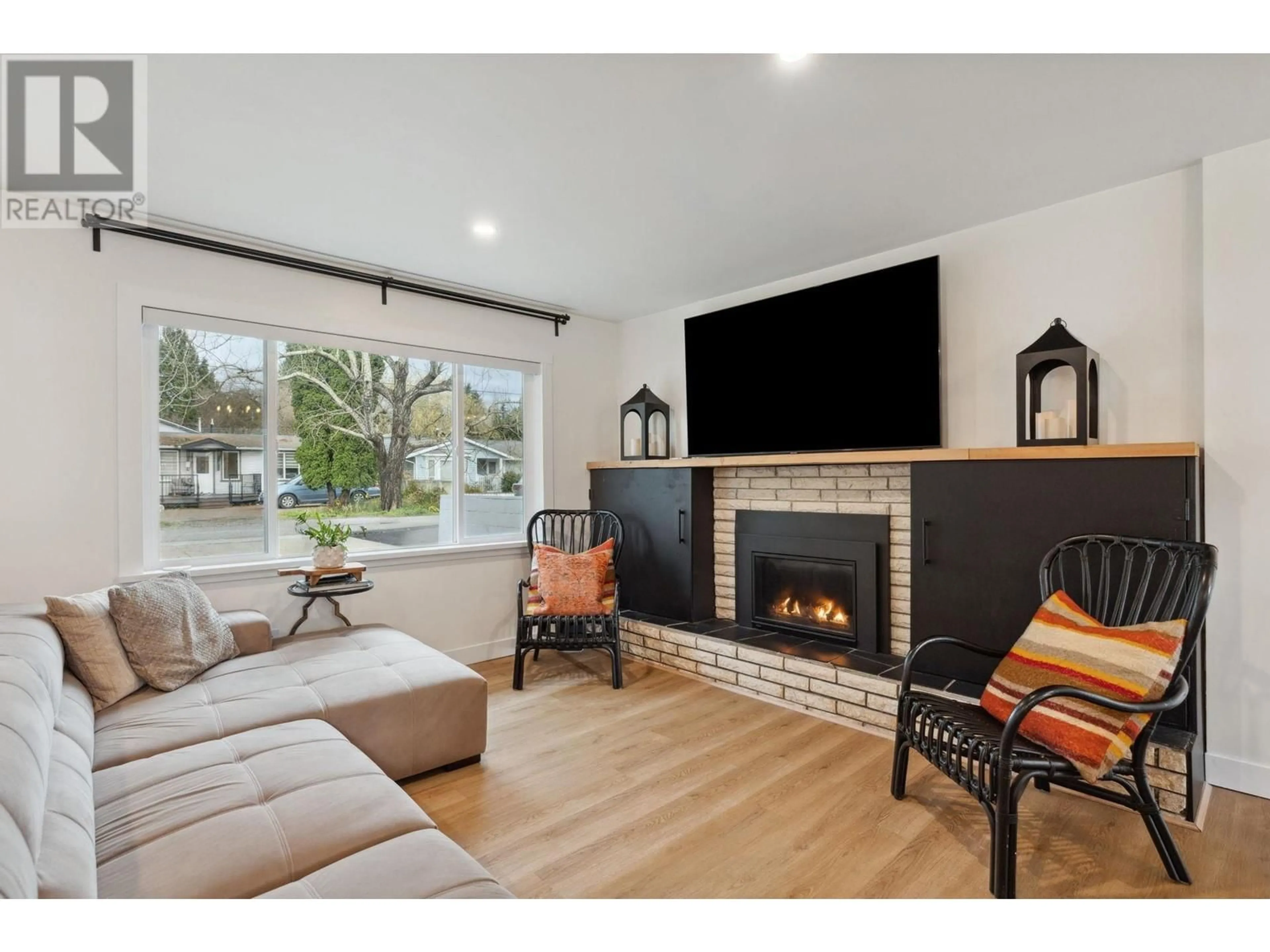 Living room with furniture, wood/laminate floor for 20368 KENT STREET, Maple Ridge British Columbia V2X1A6