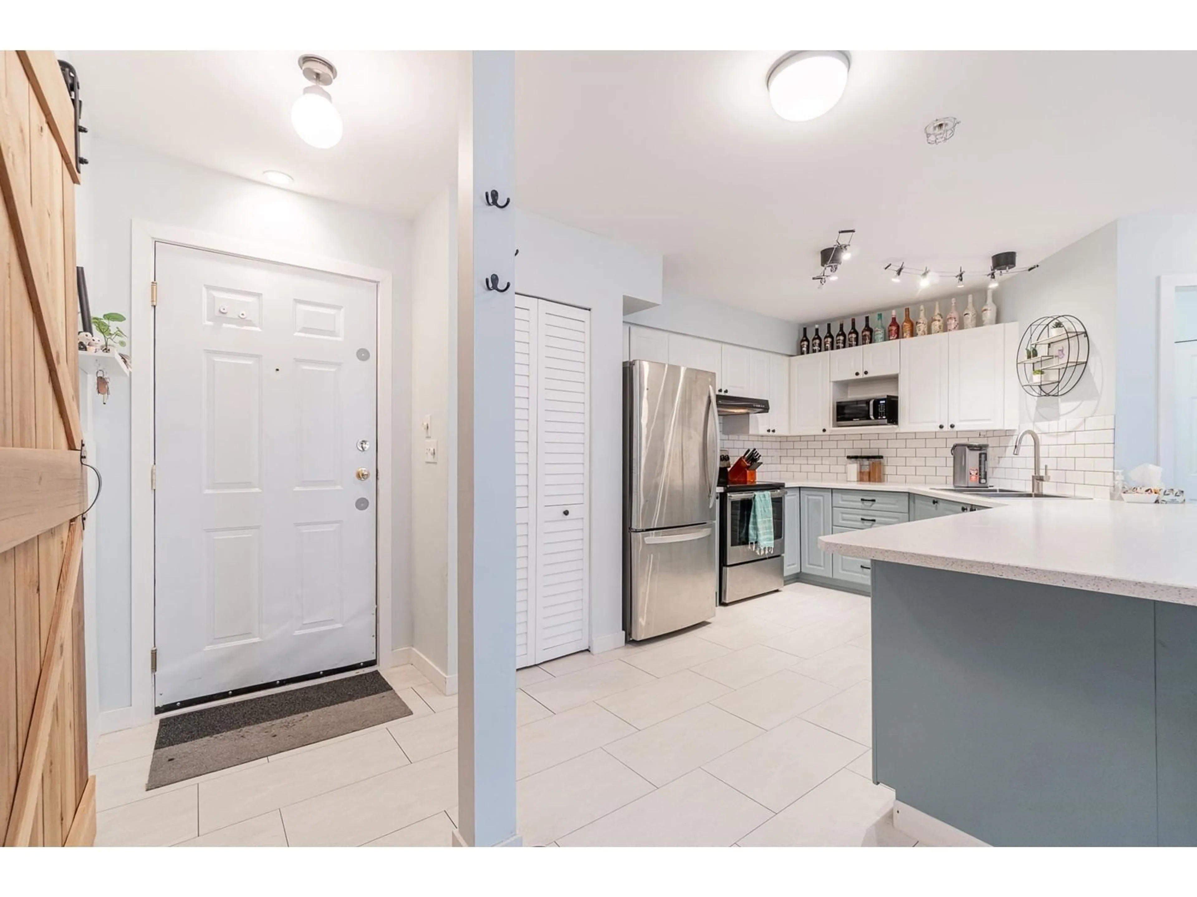 Open concept kitchen, ceramic/tile floor for 307 - 33599 2ND, Mission British Columbia V2V6J3