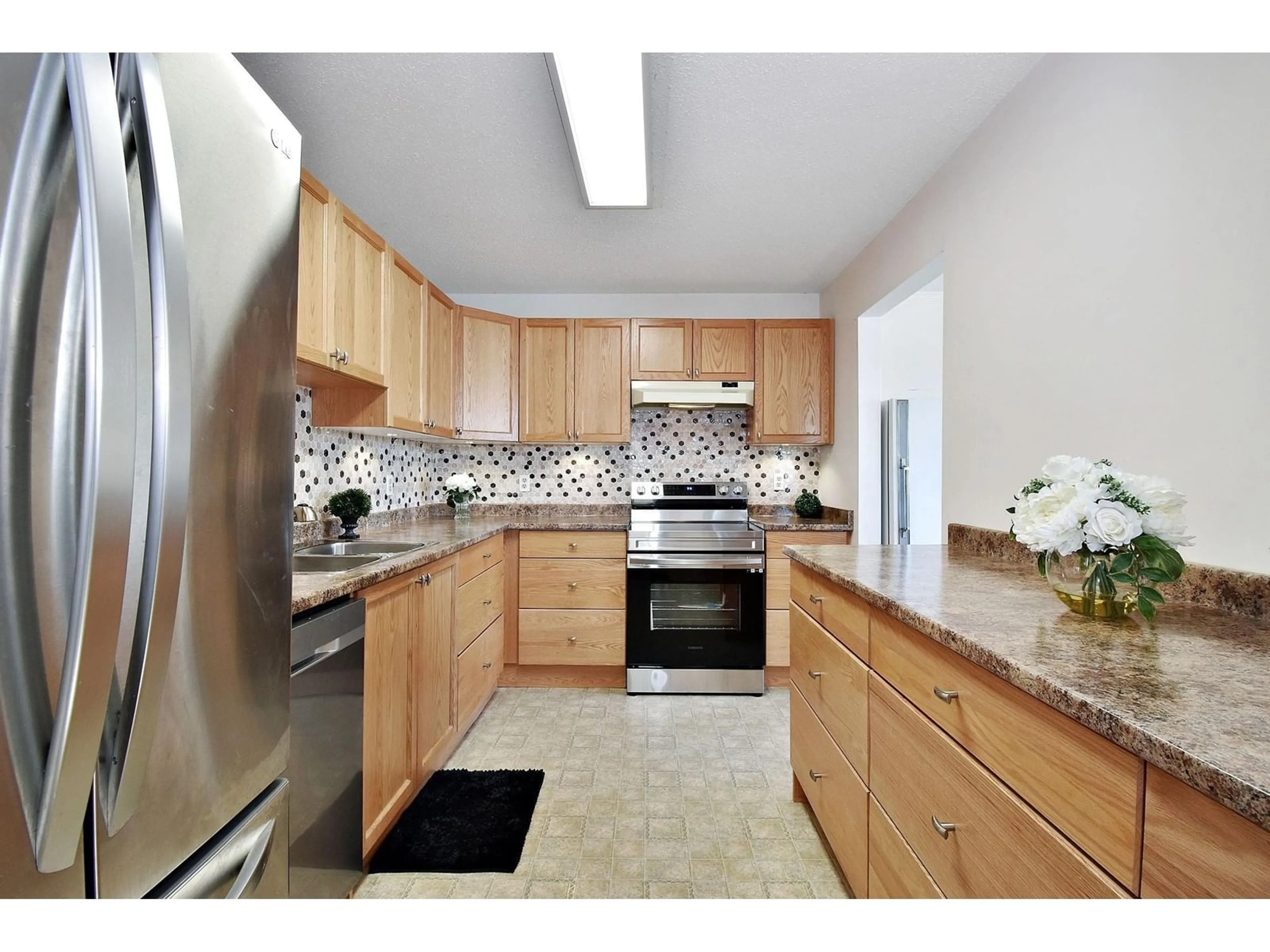 Standard kitchen, ceramic/tile floor for 212 31850 UNION AVENUE, Abbotsford British Columbia V2T4V2