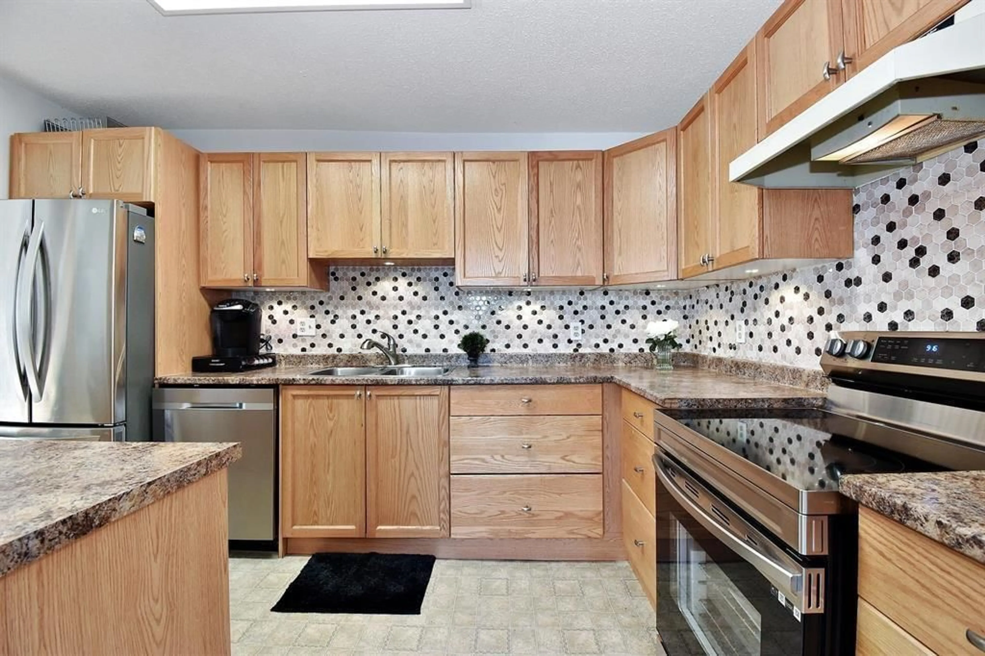 Standard kitchen, unknown for 212 31850 UNION AVENUE, Abbotsford British Columbia V2T4V2