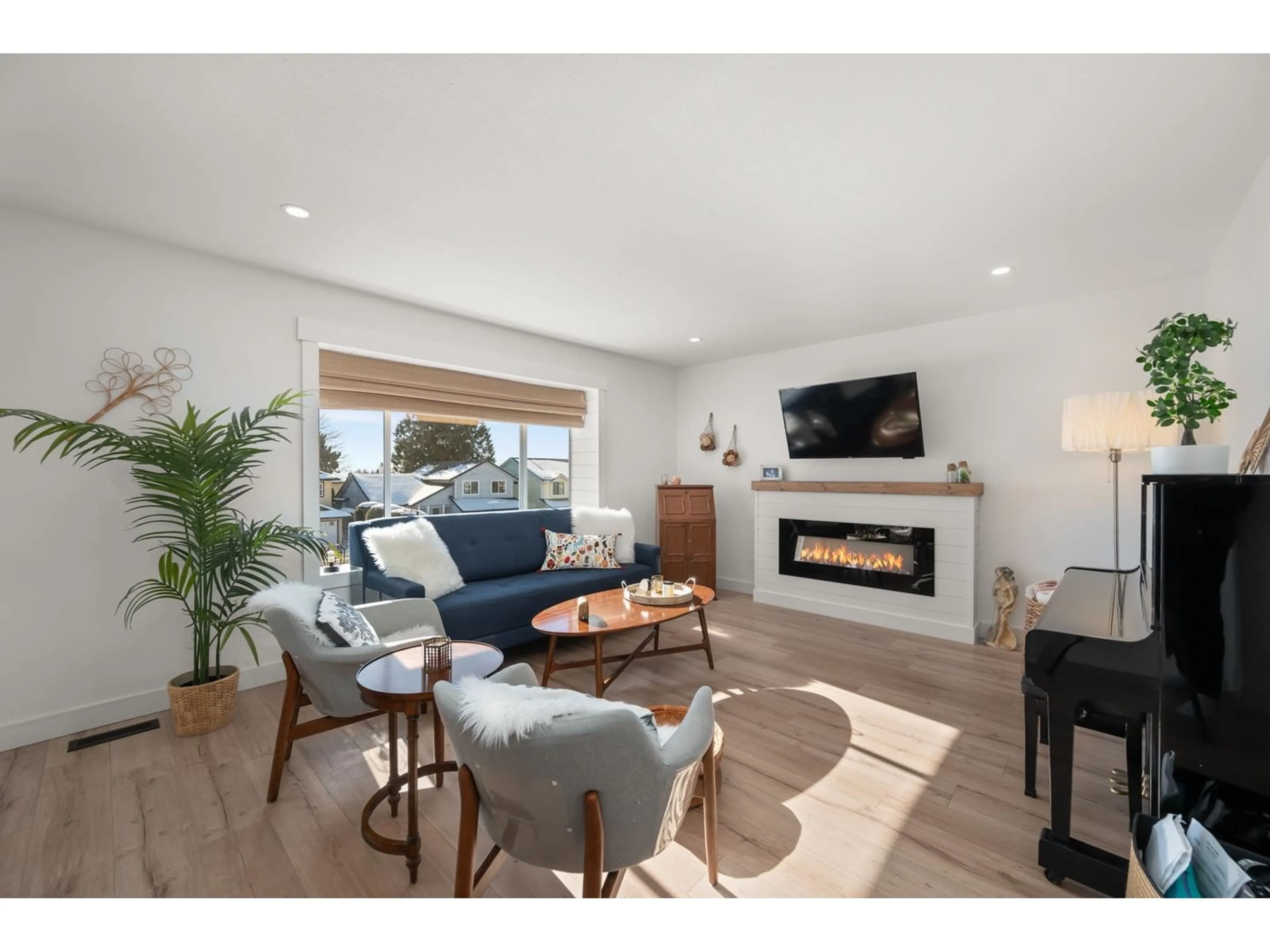 Living room with furniture, wood/laminate floor for 26567 28A, Langley British Columbia V4W3A7