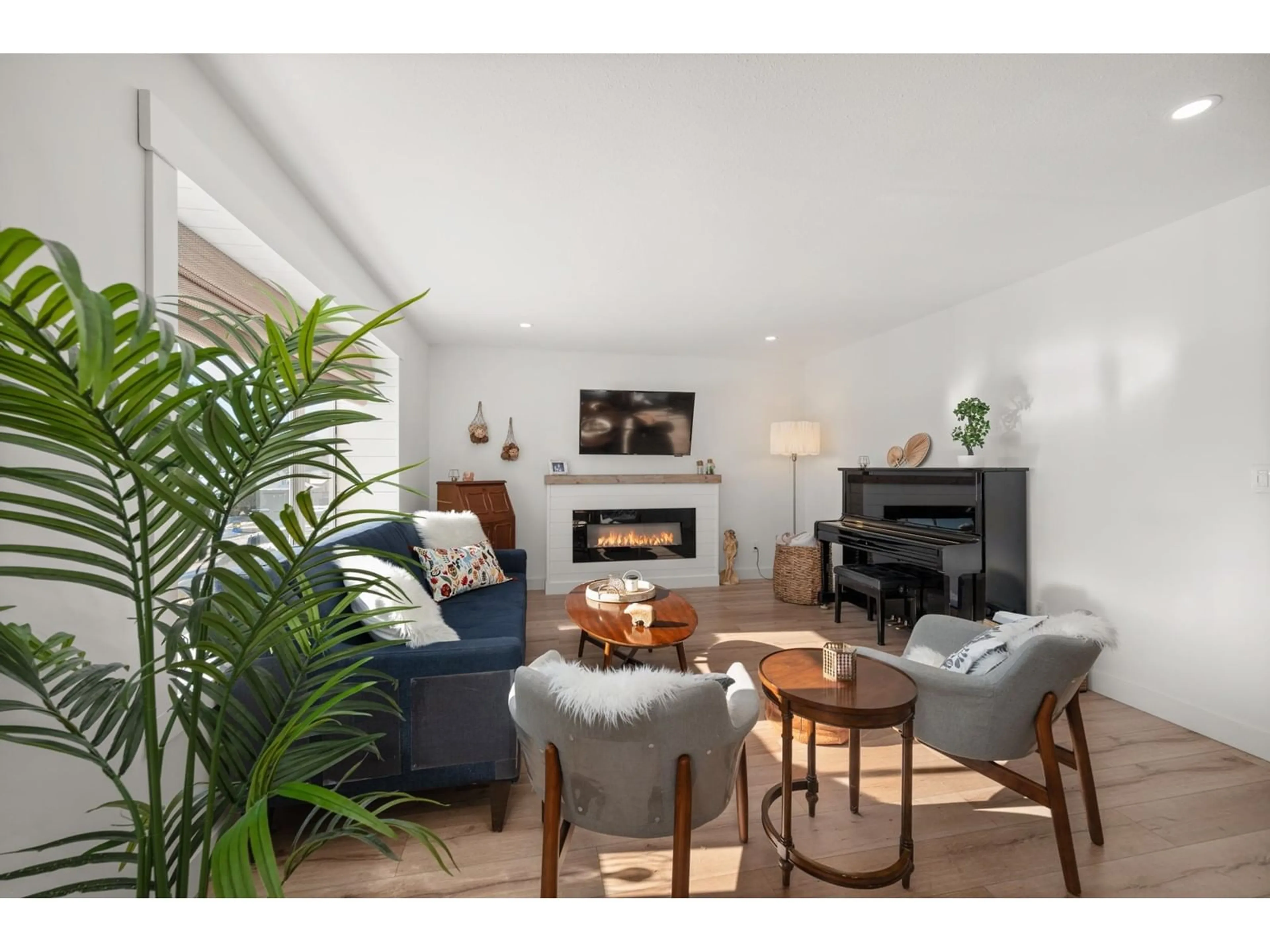 Living room with furniture, wood/laminate floor for 26567 28A, Langley British Columbia V4W3A7