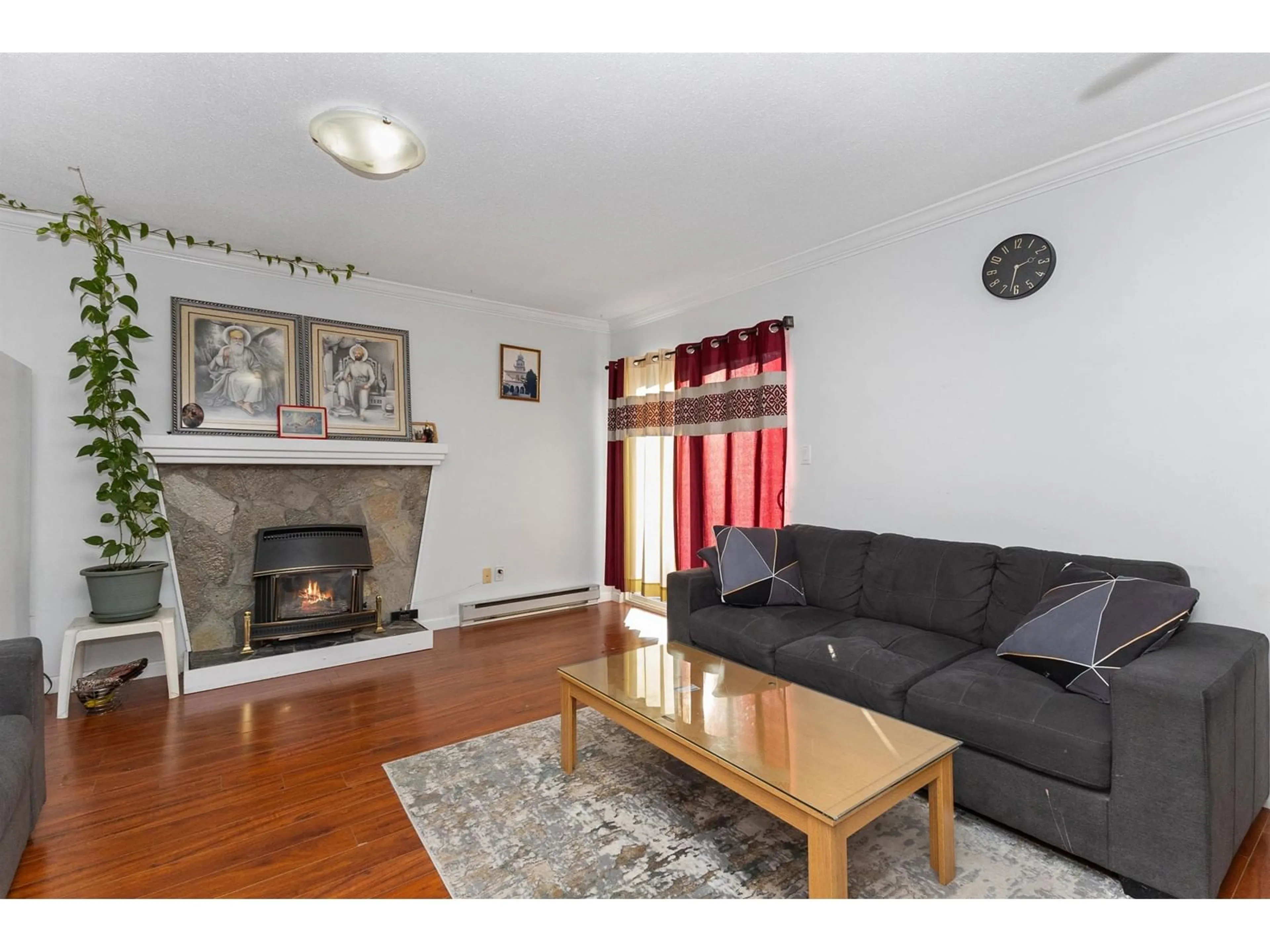 Living room with furniture, wood/laminate floor for 190 - 32550 MACLURE, Abbotsford British Columbia V2T4N3