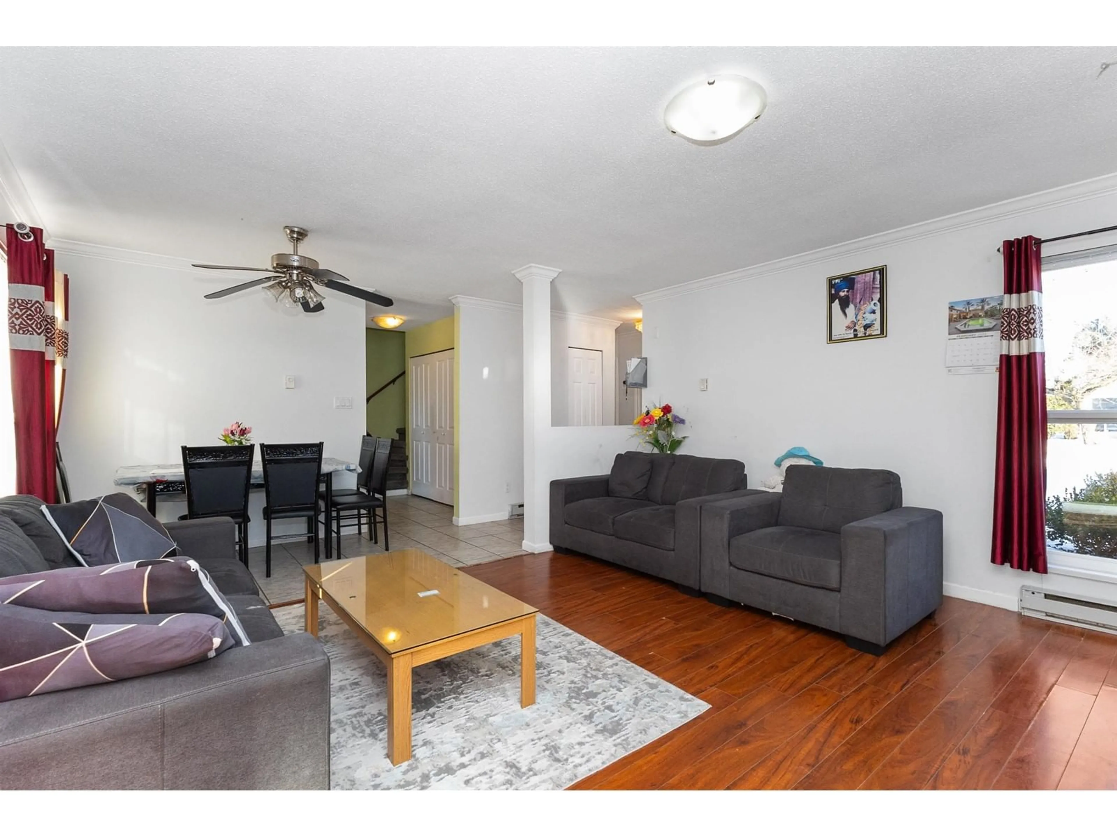 Living room with furniture, wood/laminate floor for 190 - 32550 MACLURE, Abbotsford British Columbia V2T4N3