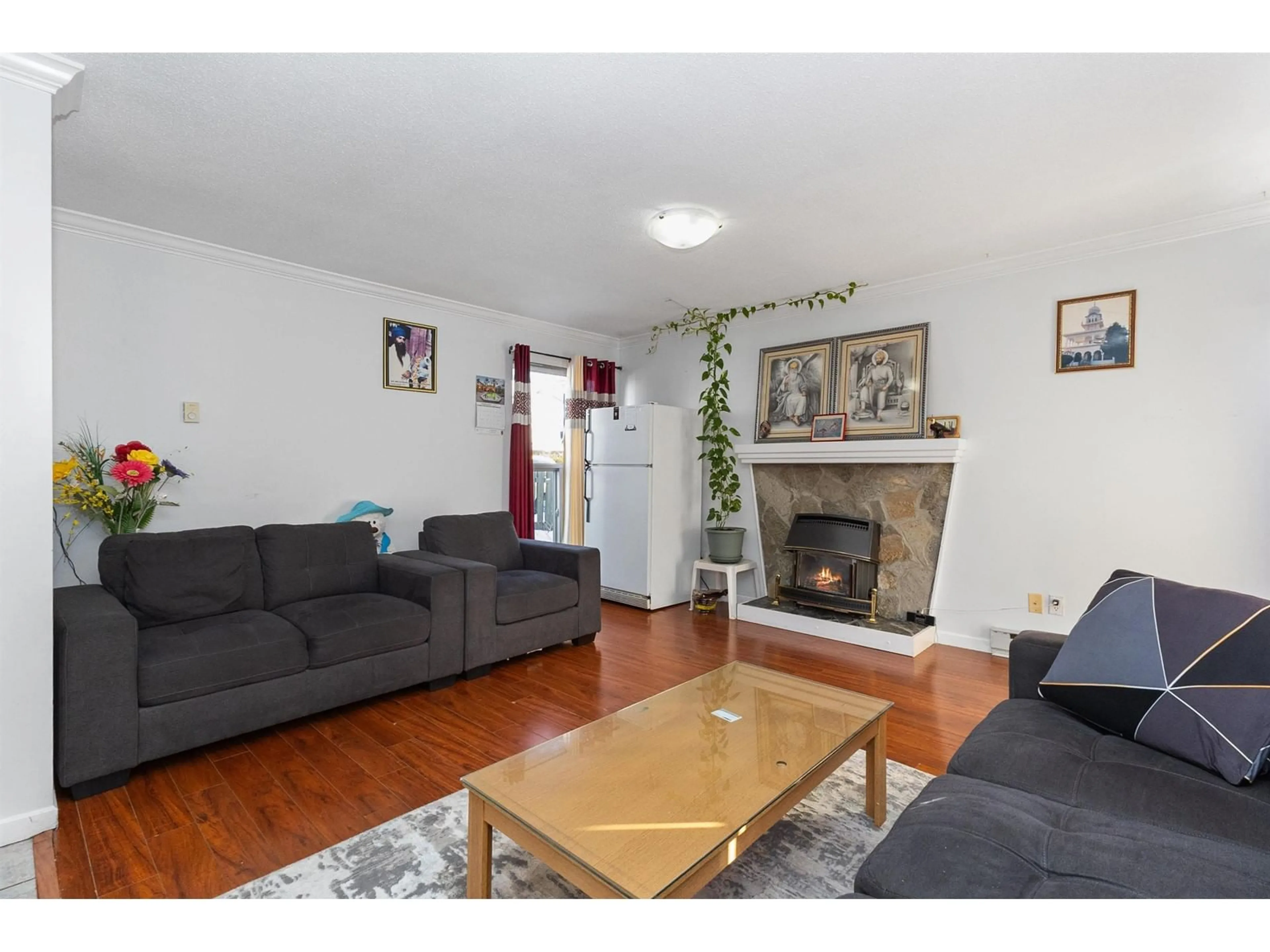 Living room with furniture, wood/laminate floor for 190 - 32550 MACLURE, Abbotsford British Columbia V2T4N3
