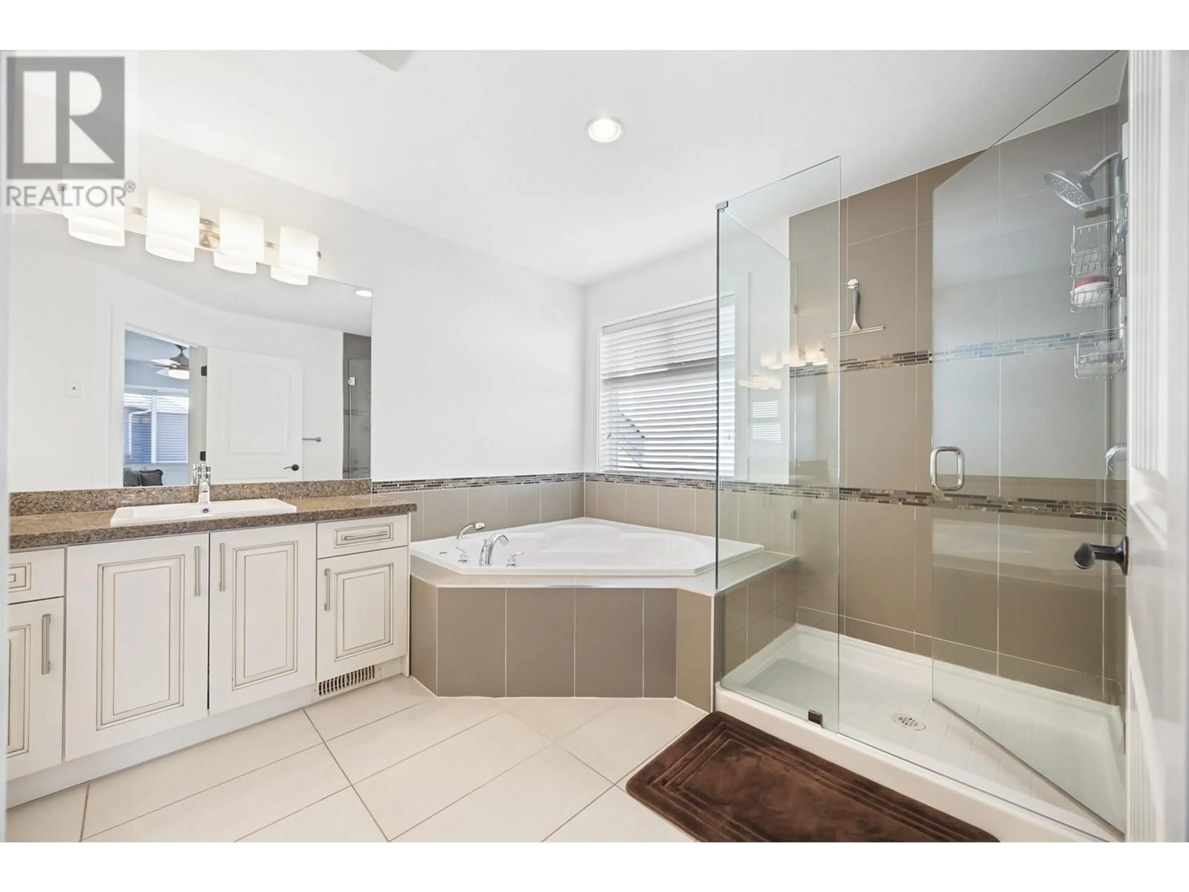 Contemporary bathroom, ceramic/tile floor for 1337 MARGUERITE STREET, Coquitlam British Columbia V3E0E1