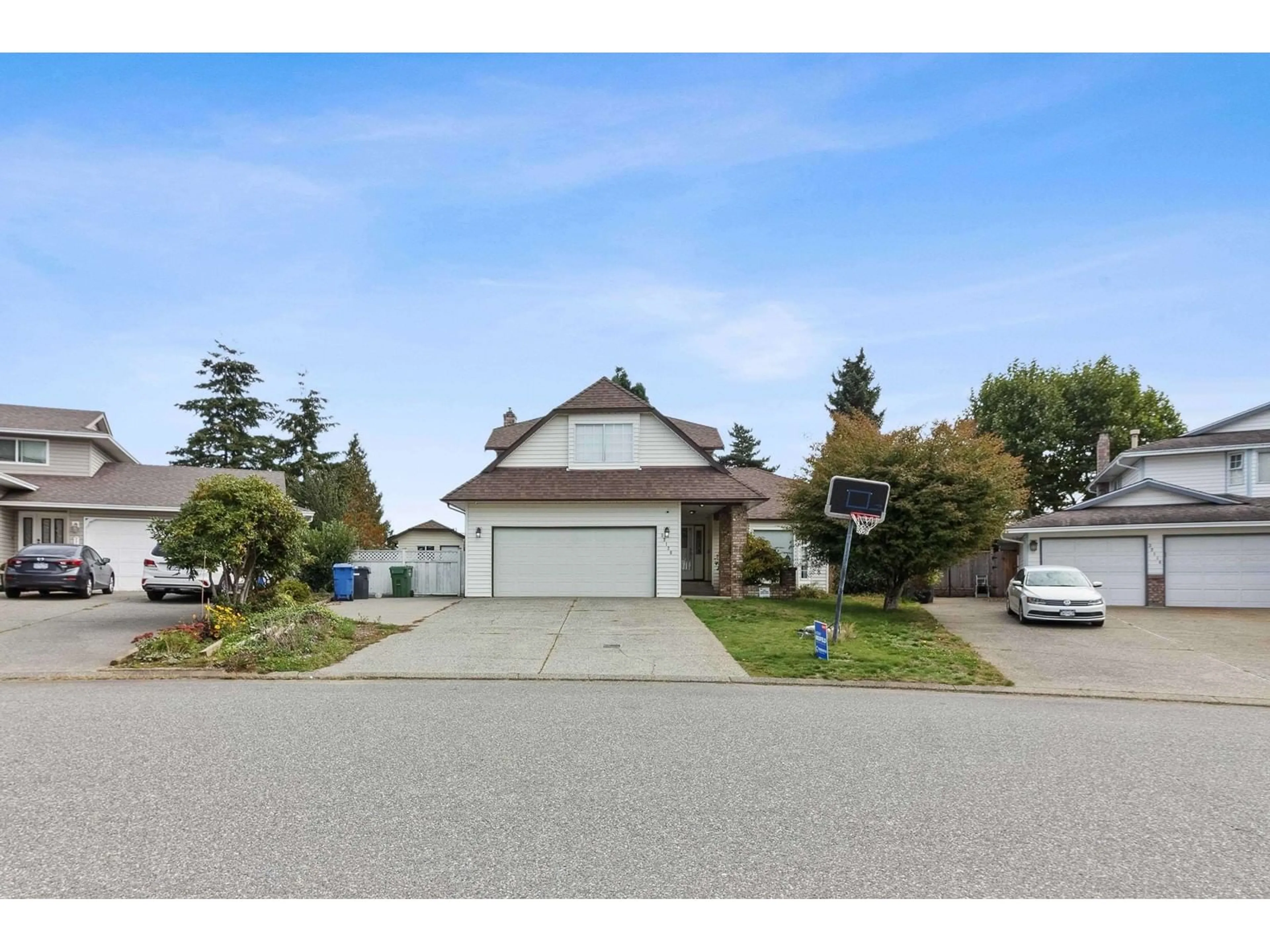 A pic from outside/outdoor area/front of a property/back of a property/a pic from drone, street for 32120 BALFOUR DRIVE, Abbotsford British Columbia V2T5C2