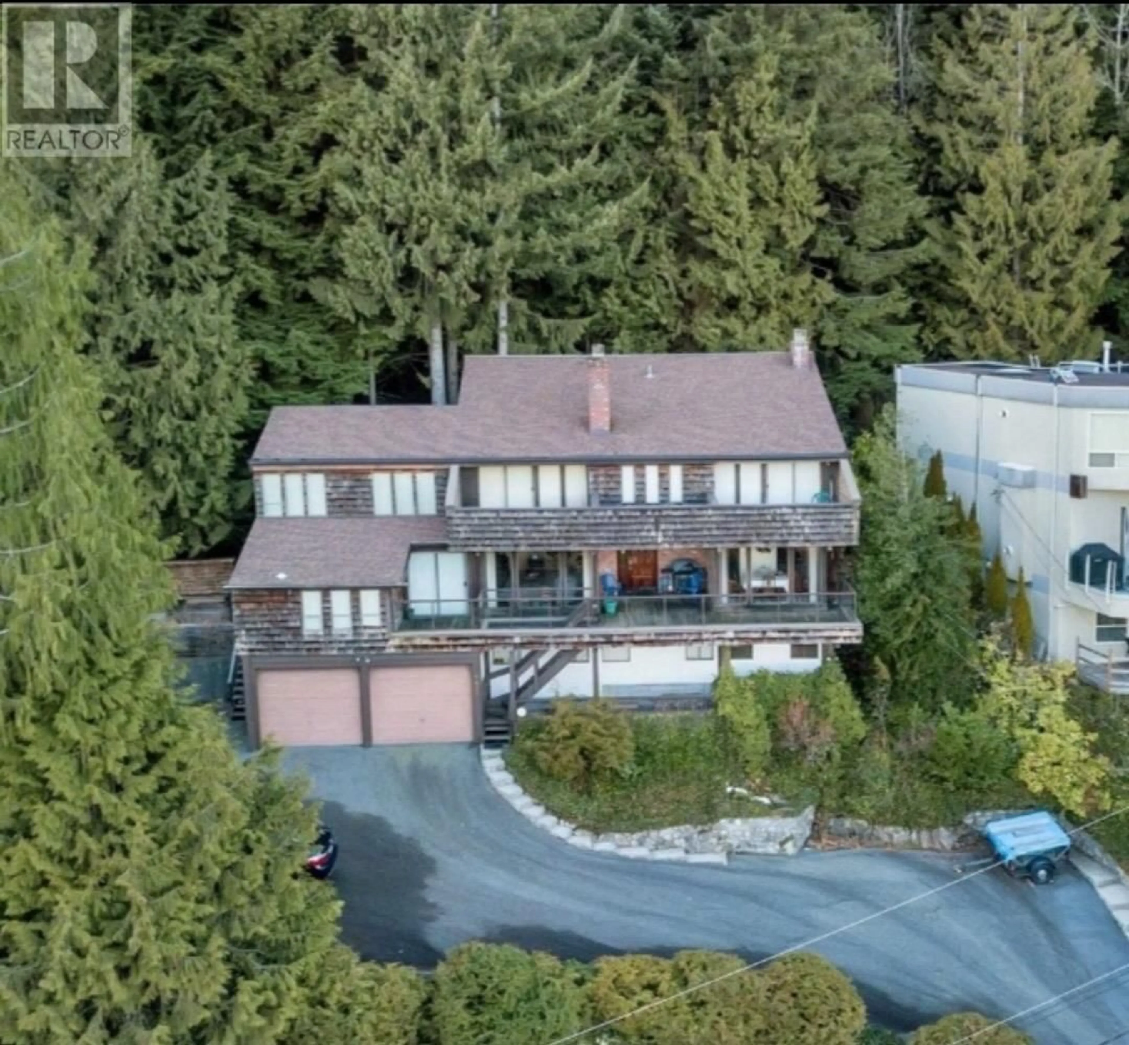 A pic from outside/outdoor area/front of a property/back of a property/a pic from drone, unknown for 570 KILDONAN ROAD, West Vancouver British Columbia V7S1X5