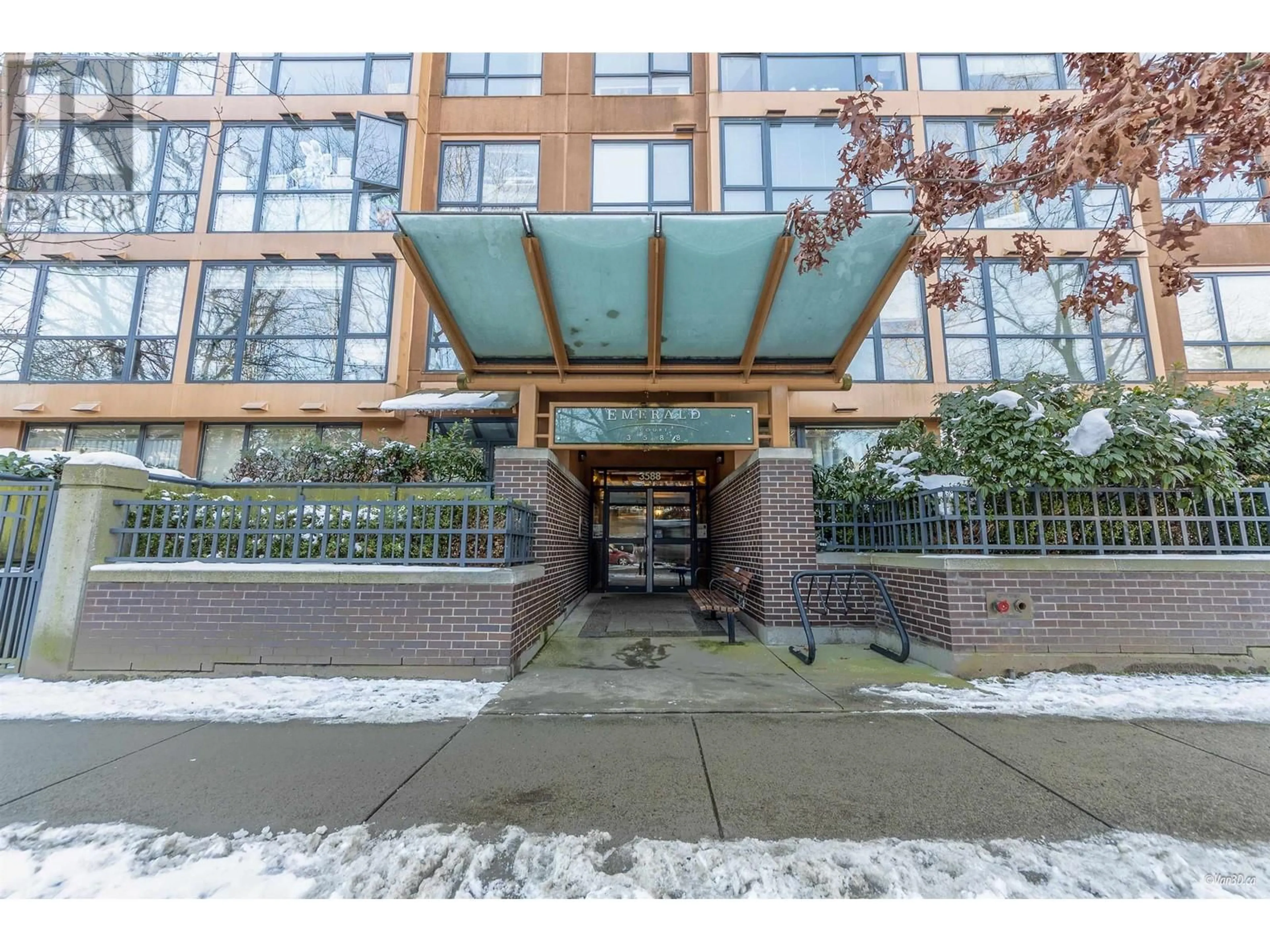 Indoor foyer for 414 3588 VANNESS AVENUE, Vancouver British Columbia V5R6E9