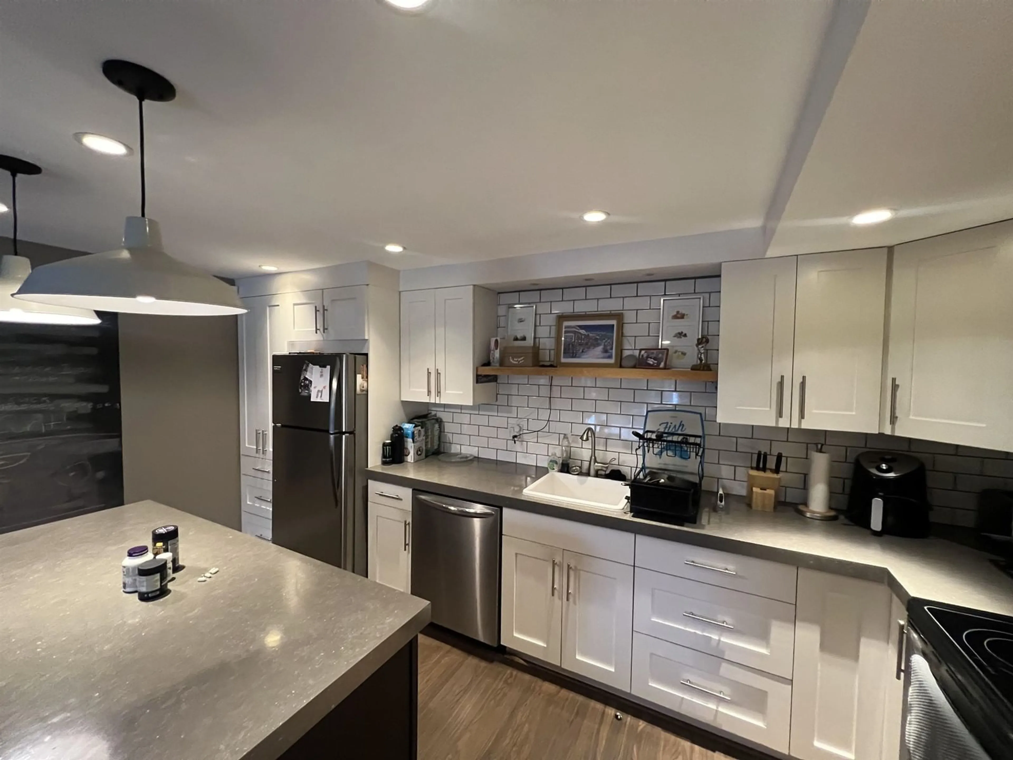 Open concept kitchen, ceramic/tile floor for 512 - 34909 OLD YALE, Abbotsford British Columbia V3G2E7