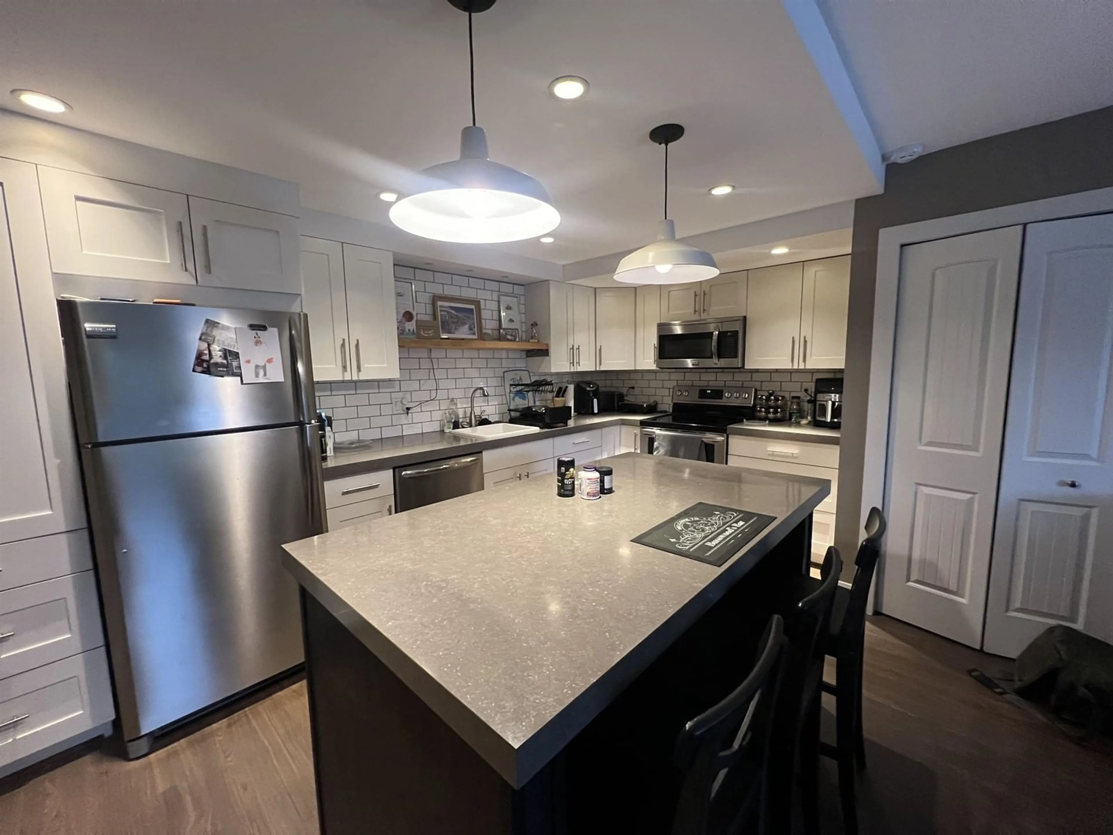 Open concept kitchen, ceramic/tile floor for 512 34909 OLD YALE ROAD, Abbotsford British Columbia V3G2E7