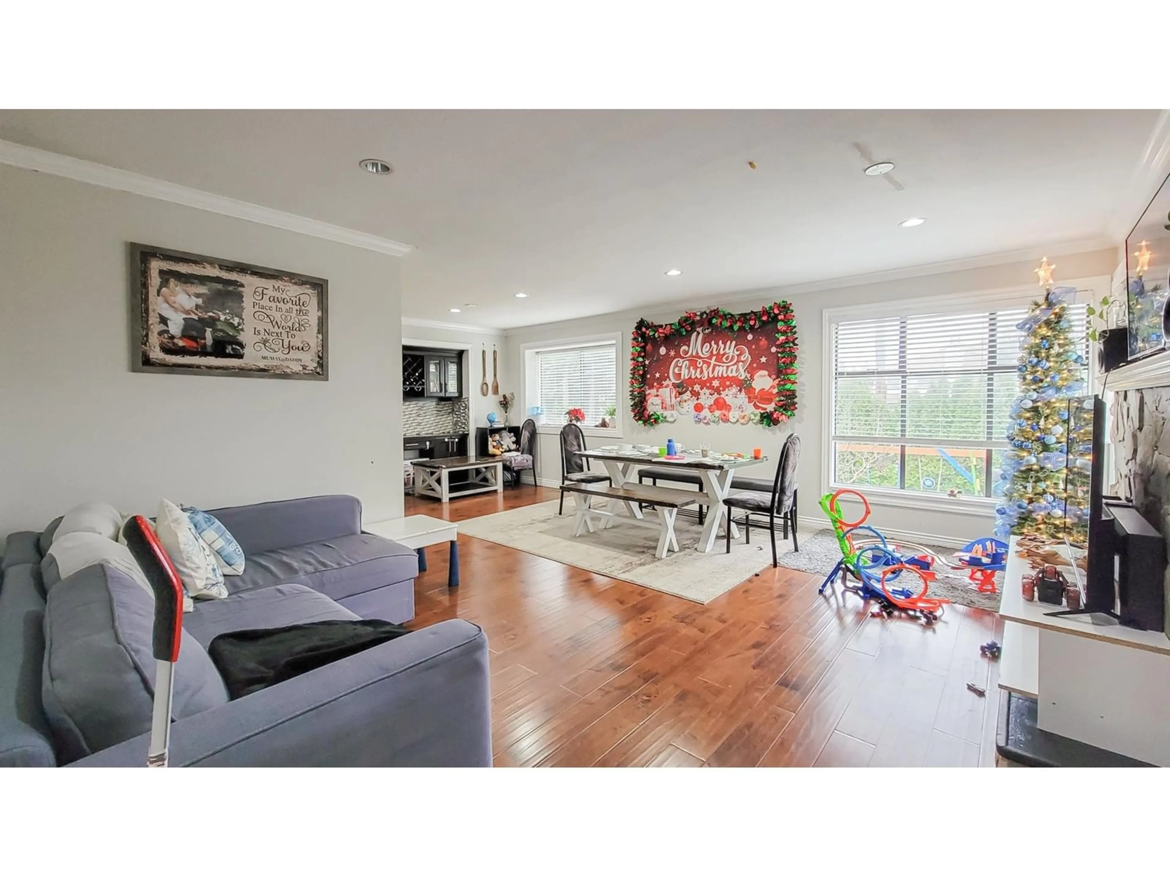 Living room with furniture, wood/laminate floor for 10030 156 STREET, Surrey British Columbia V3R4L5