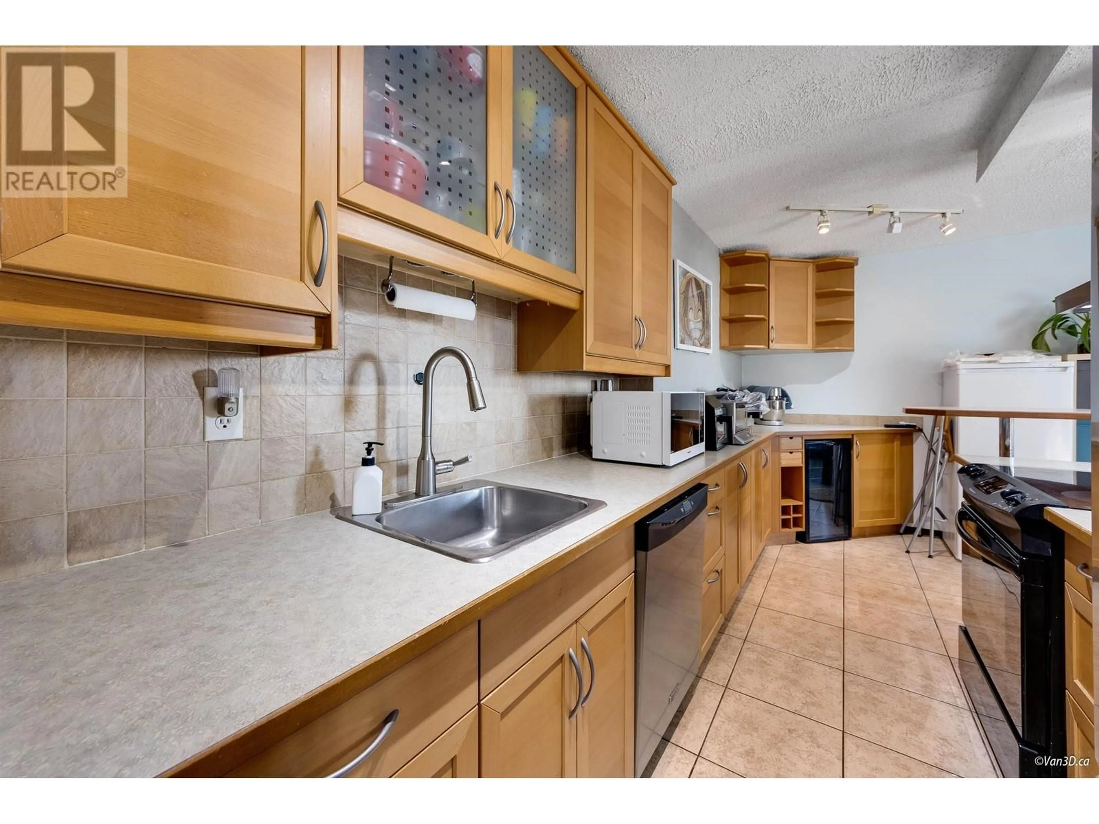 Standard kitchen, ceramic/tile floor for 705 6689 WILLINGDON AVENUE, Burnaby British Columbia V5H3Y8