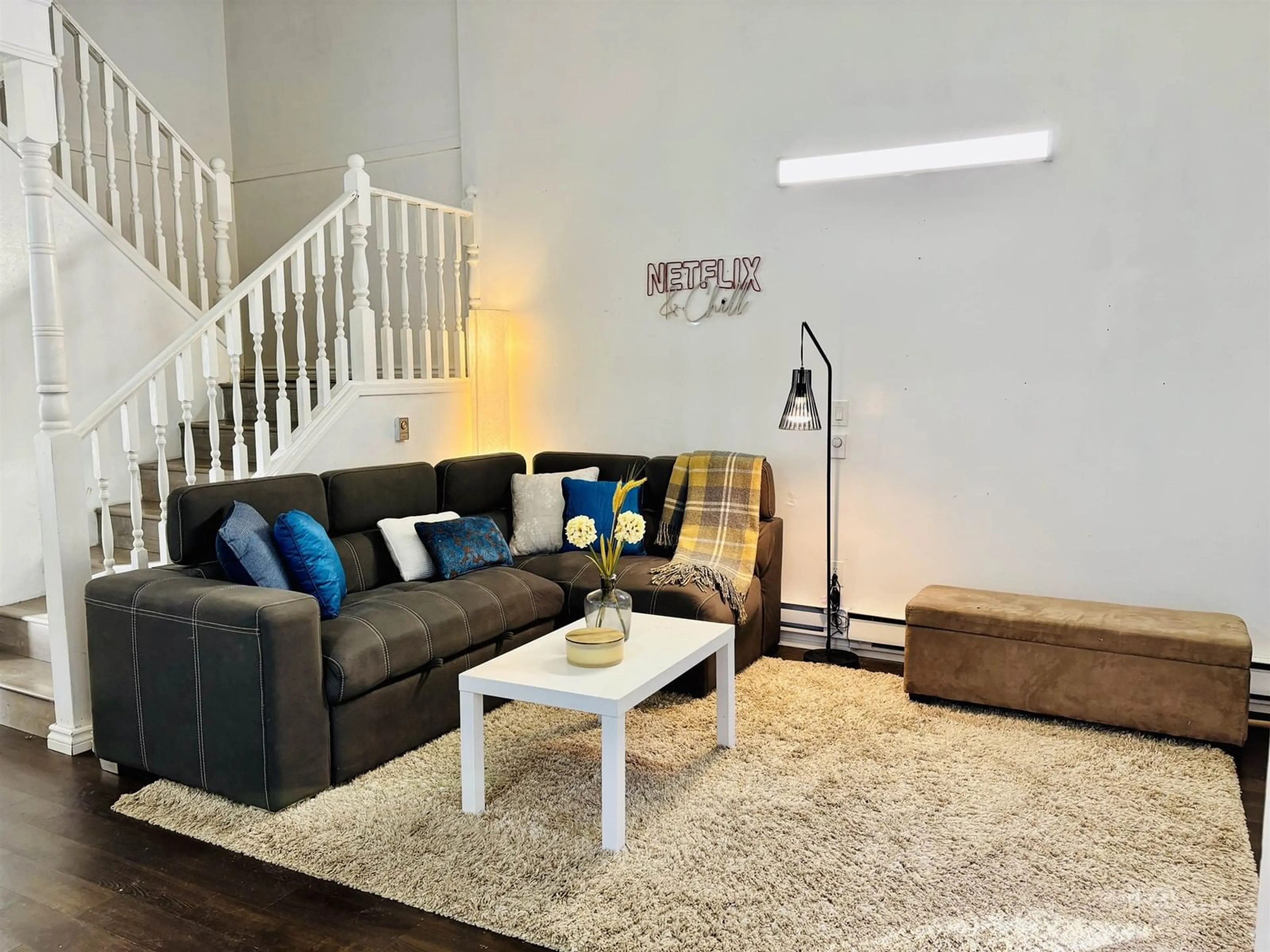 Living room with furniture, unknown for 8008 139B, Surrey British Columbia V3W6R3