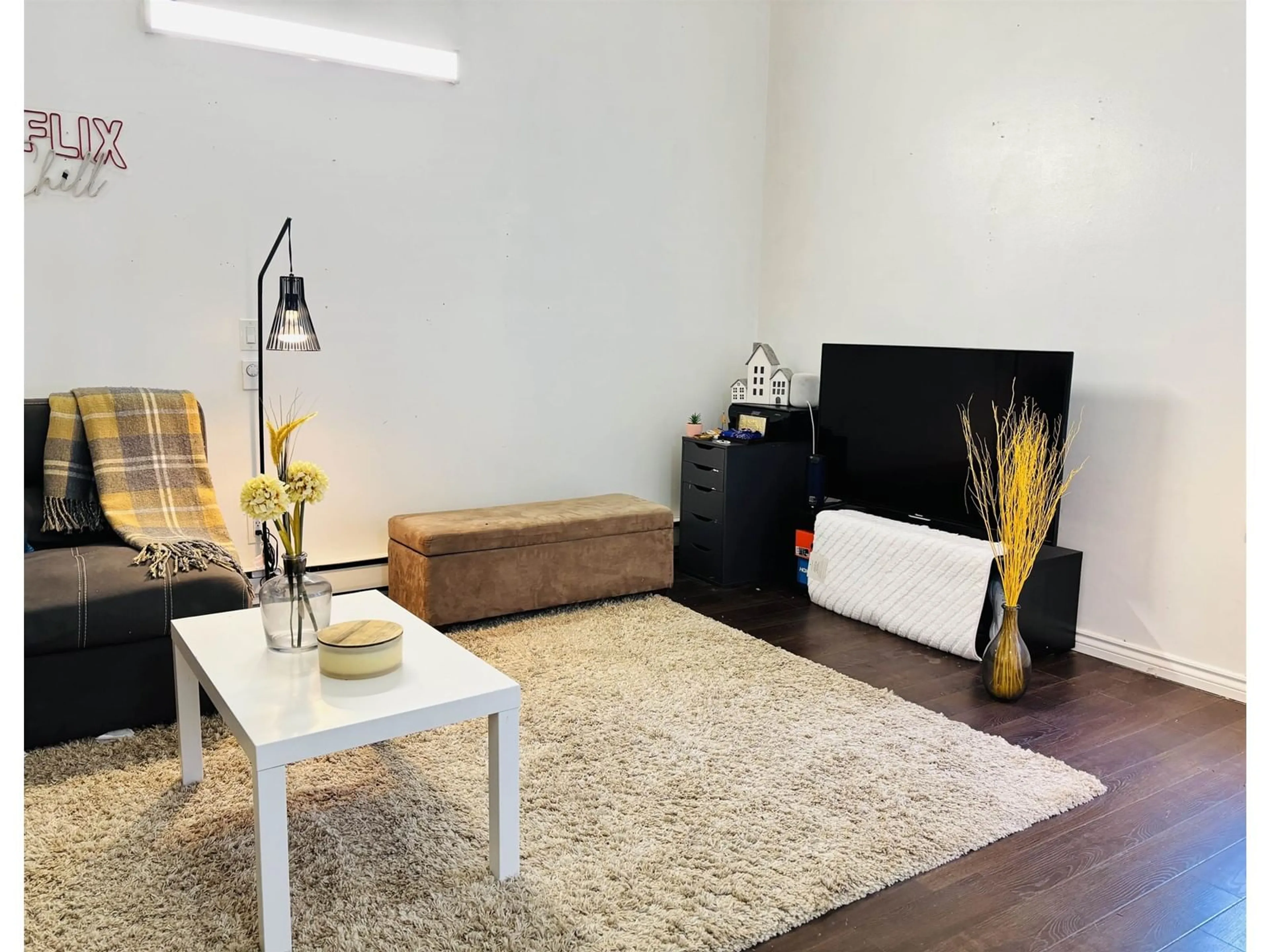 Living room with furniture, unknown for 8008 139B, Surrey British Columbia V3W6R3